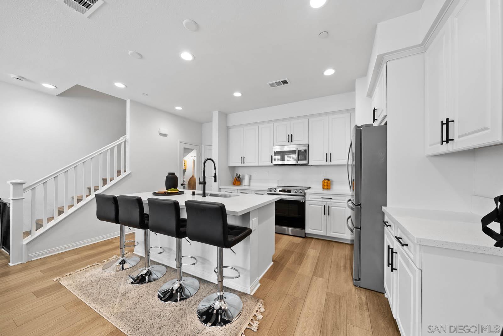 Detail Gallery Image 3 of 33 For 10553  Graphite St, Spring Valley,  CA 91977 - 3 Beds | 2/1 Baths