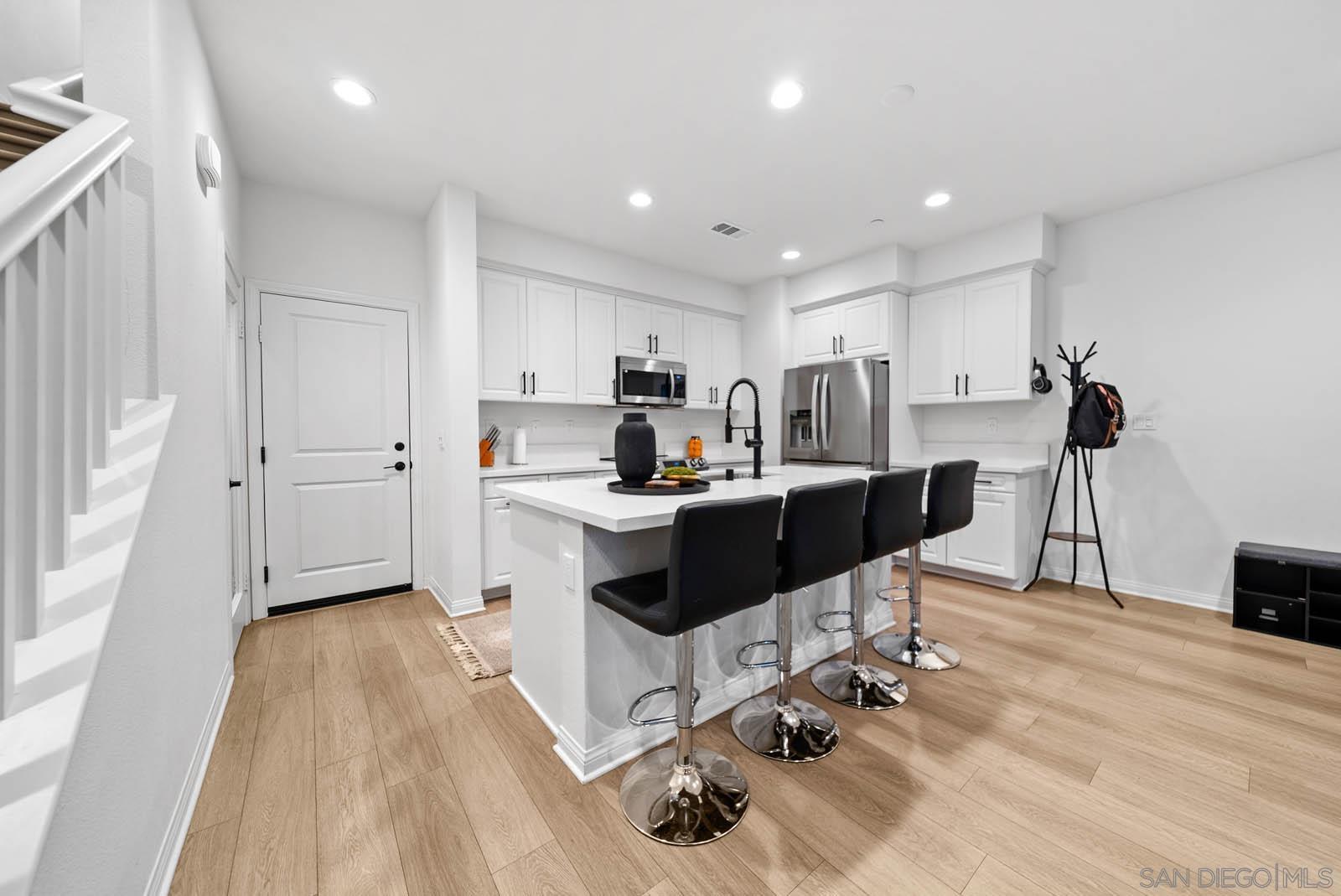 Detail Gallery Image 4 of 33 For 10553  Graphite St, Spring Valley,  CA 91977 - 3 Beds | 2/1 Baths