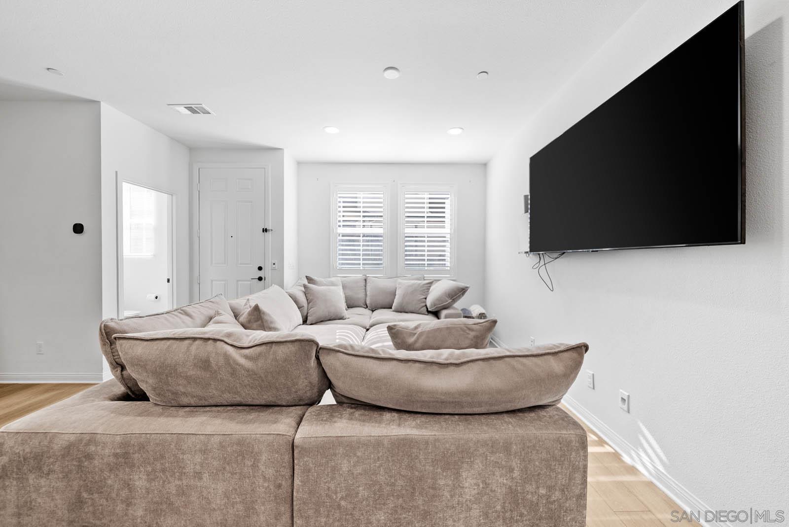 Detail Gallery Image 8 of 33 For 10553  Graphite St, Spring Valley,  CA 91977 - 3 Beds | 2/1 Baths