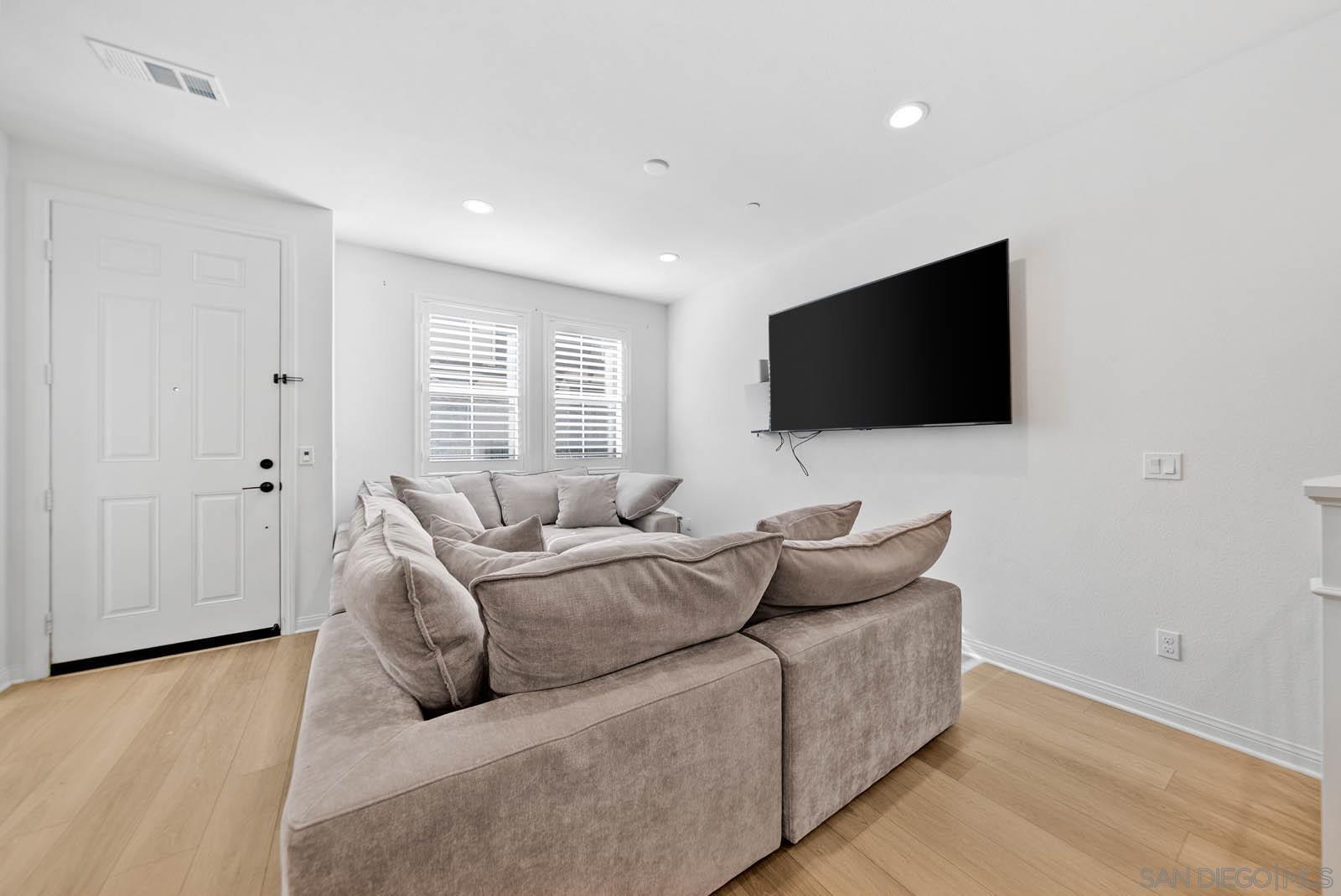 Detail Gallery Image 9 of 33 For 10553  Graphite St, Spring Valley,  CA 91977 - 3 Beds | 2/1 Baths