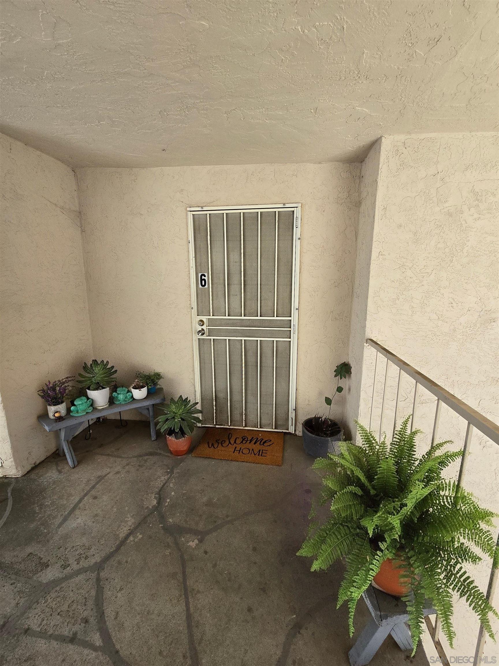 Detail Gallery Image 2 of 16 For 2566  White Oak Pl  #6,  Escondido,  CA 92027 - 2 Beds | 1/1 Baths