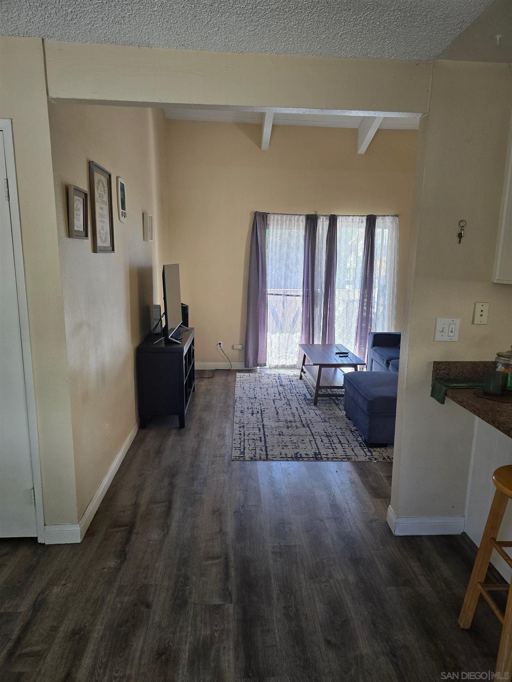 Detail Gallery Image 5 of 16 For 2566  White Oak Pl  #6,  Escondido,  CA 92027 - 2 Beds | 1/1 Baths