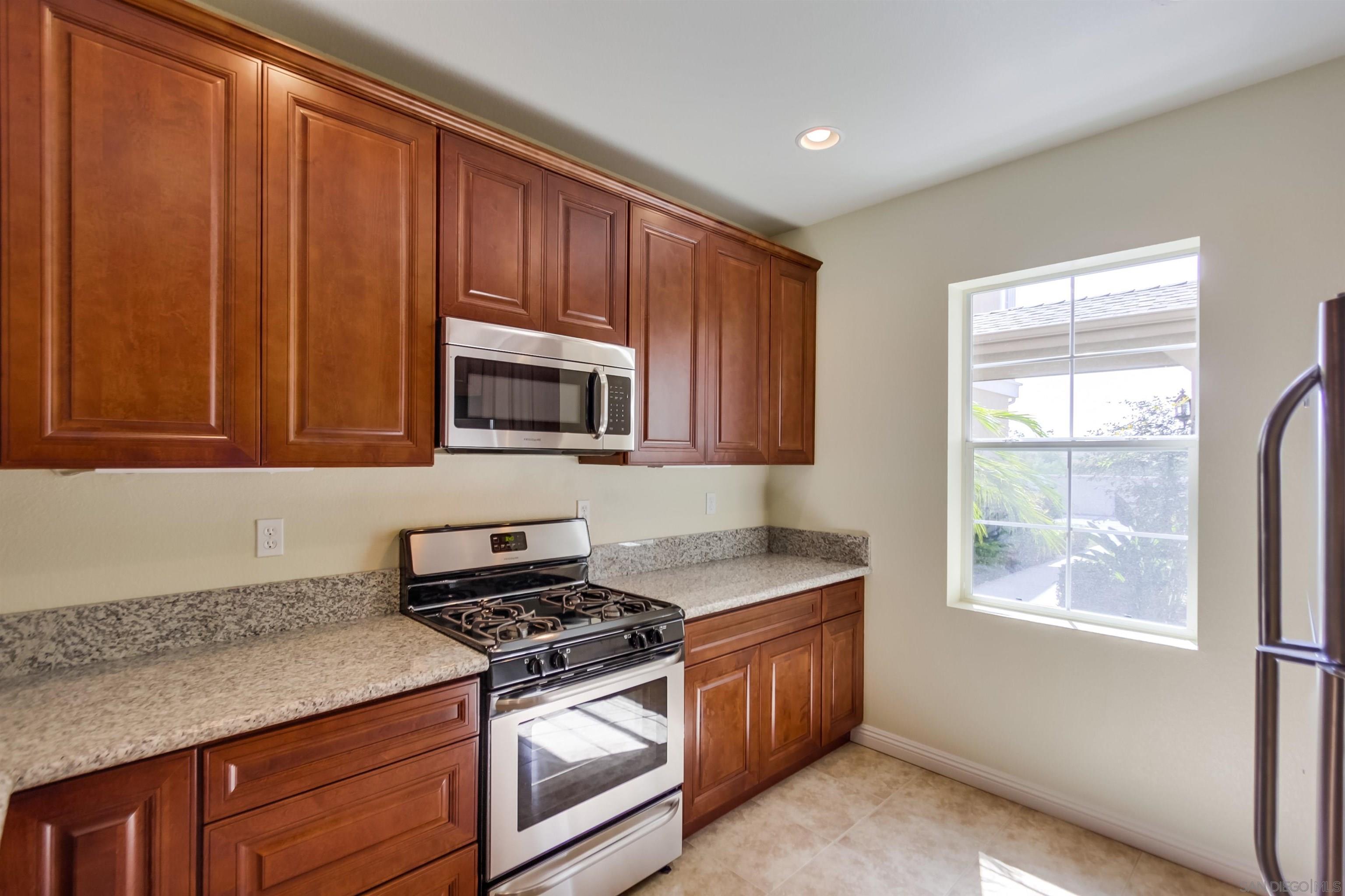 Detail Gallery Image 5 of 37 For 1201  Trapani Cv  4, Chula Vista,  CA 91915 - 3 Beds | 2/1 Baths