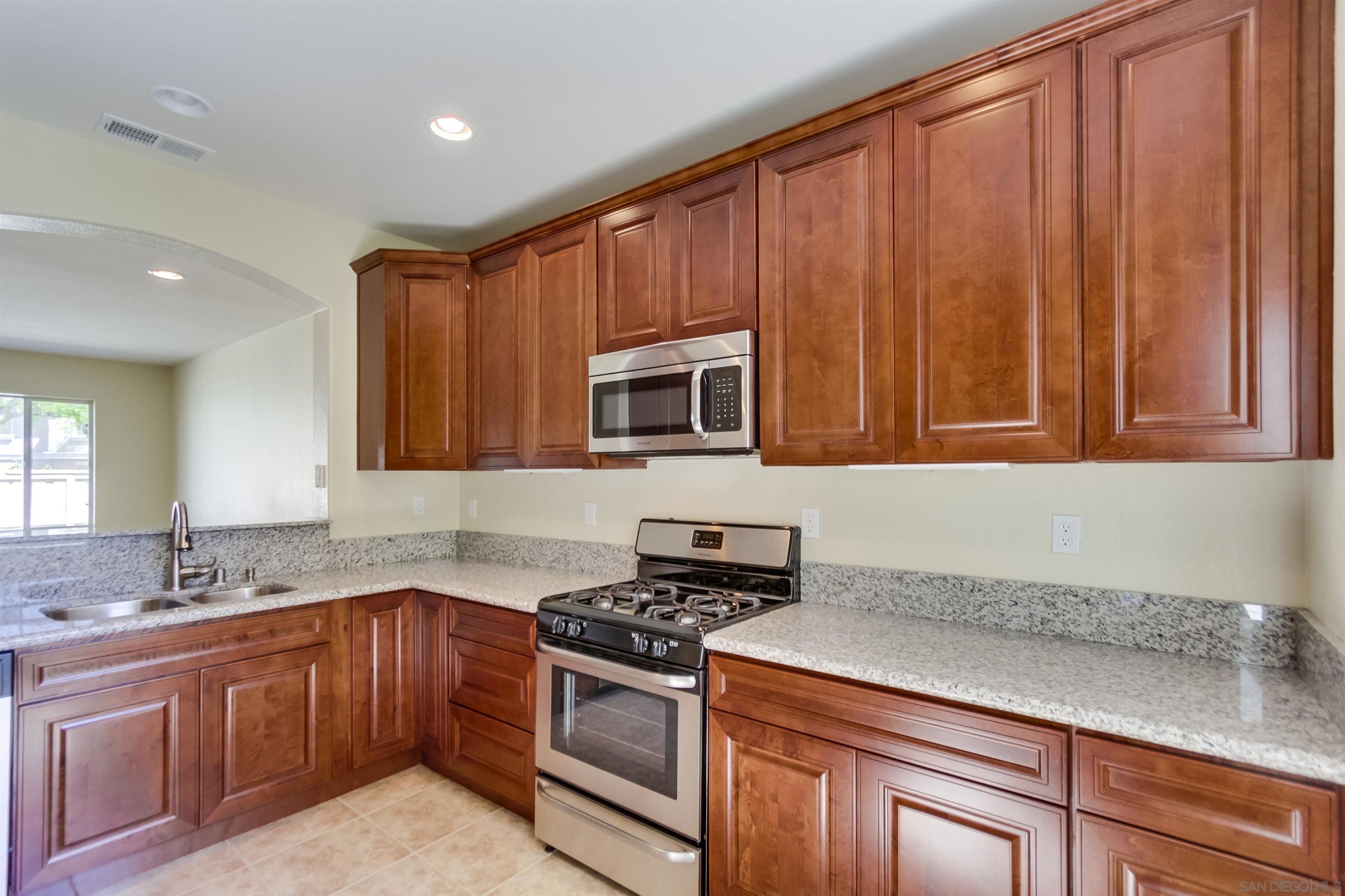 Detail Gallery Image 6 of 37 For 1201  Trapani Cv  4, Chula Vista,  CA 91915 - 3 Beds | 2/1 Baths