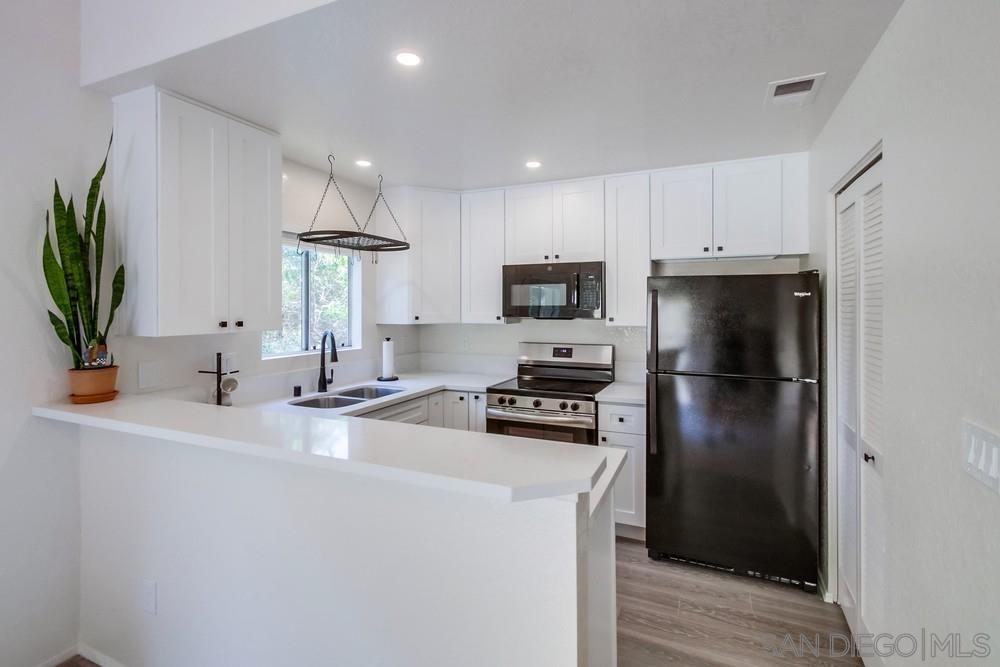 Detail Gallery Image 9 of 36 For 11215  Avenida De Los Lobos  D, San Diego,  CA 92127 - 2 Beds | 2 Baths