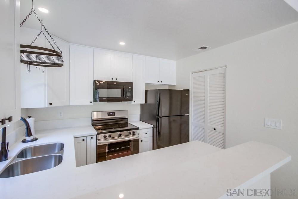 Detail Gallery Image 10 of 36 For 11215  Avenida De Los Lobos  D, San Diego,  CA 92127 - 2 Beds | 2 Baths