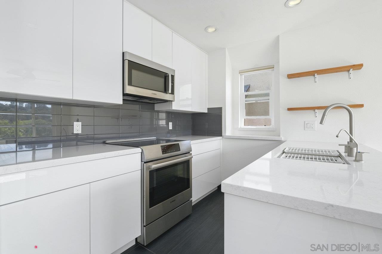 Detail Gallery Image 2 of 12 For 8636  via Mallorca  C, La Jolla,  CA 92037 - 2 Beds | 2 Baths