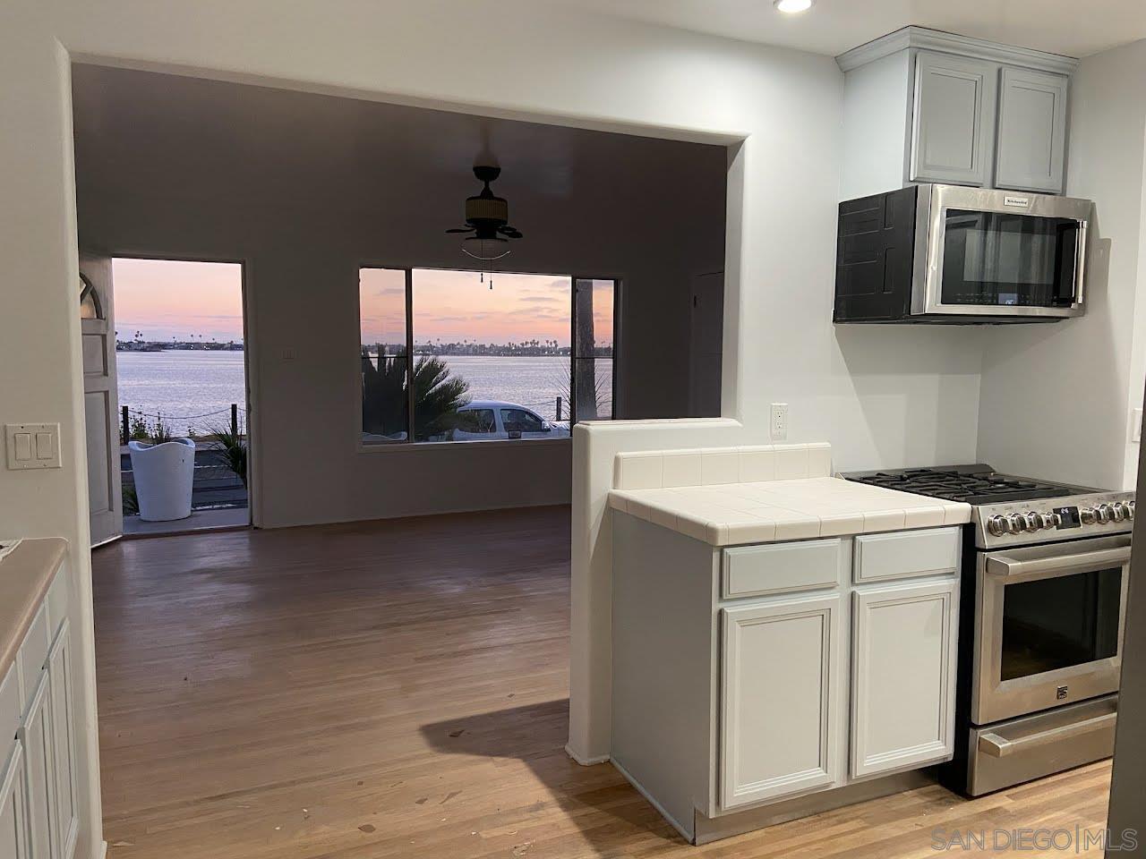 Detail Gallery Image 2 of 36 For 3403  Riviera, San Diego,  CA 92109 - 4 Beds | 2 Baths