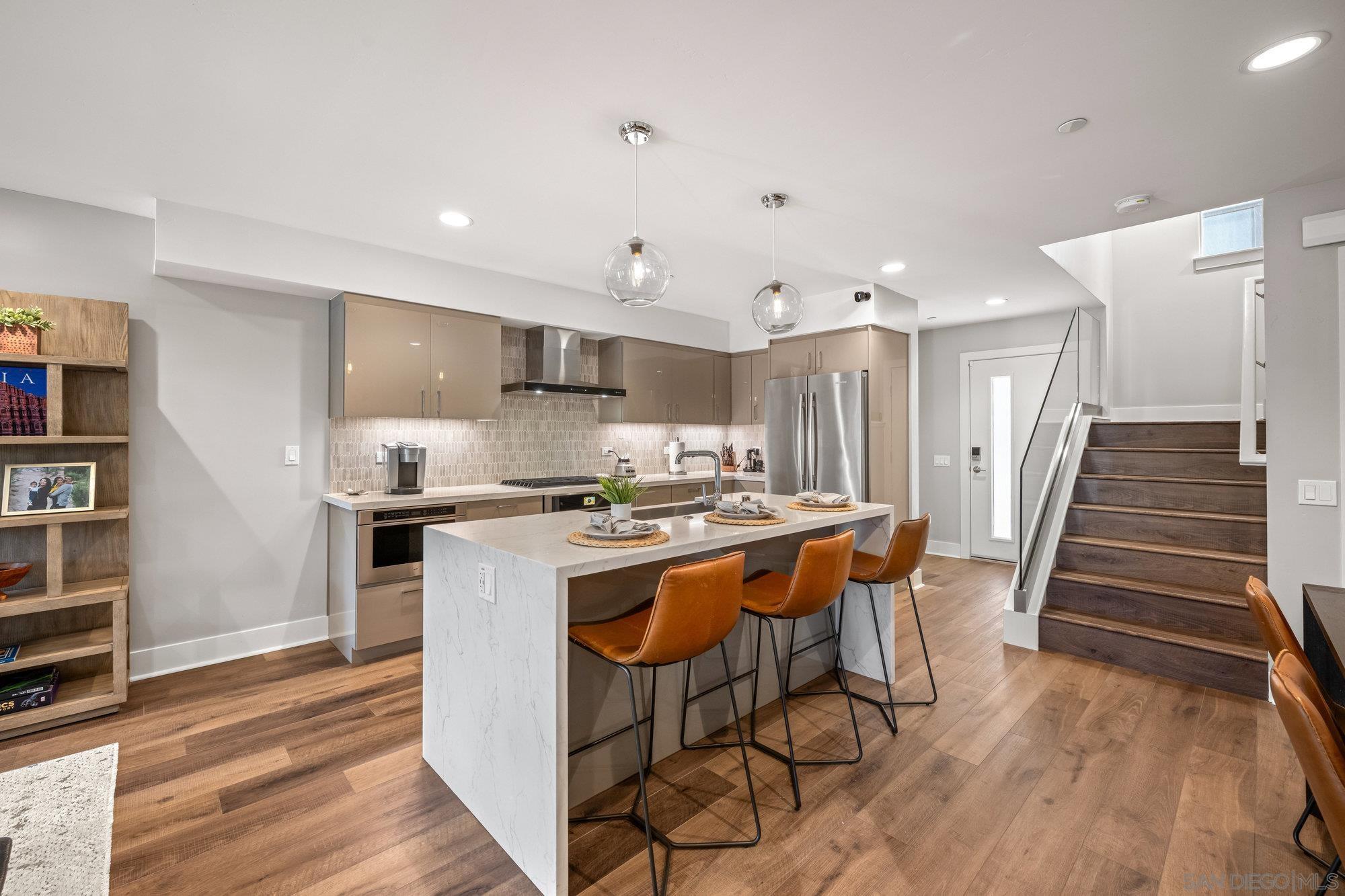 Detail Gallery Image 3 of 30 For 3030  Jarvis St  #2,  San Diego,  CA 92106 - 3 Beds | 3/1 Baths