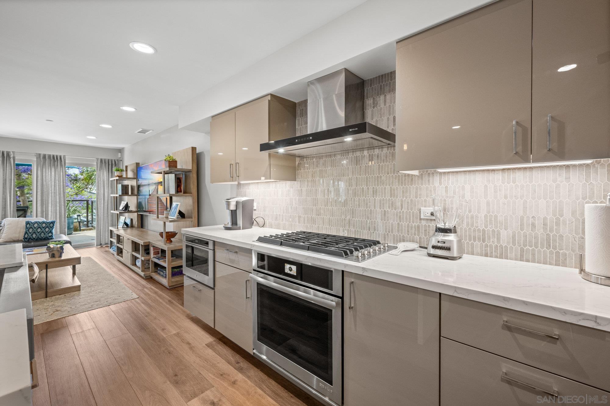 Detail Gallery Image 4 of 30 For 3030  Jarvis St  #2,  San Diego,  CA 92106 - 3 Beds | 3/1 Baths