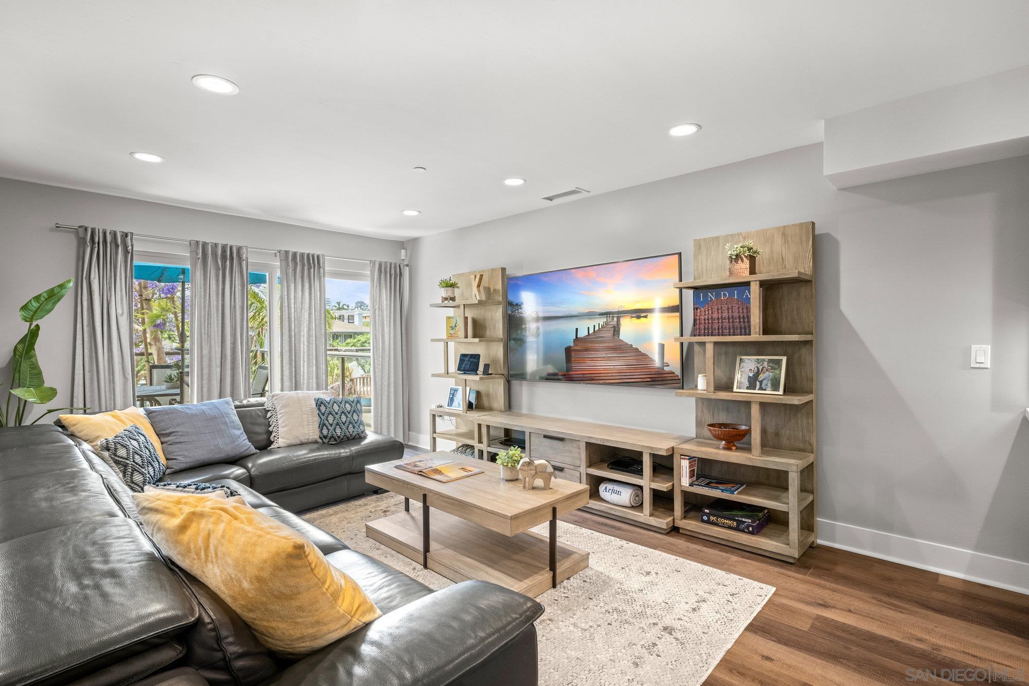 Detail Gallery Image 6 of 30 For 3030  Jarvis St  #2,  San Diego,  CA 92106 - 3 Beds | 3/1 Baths