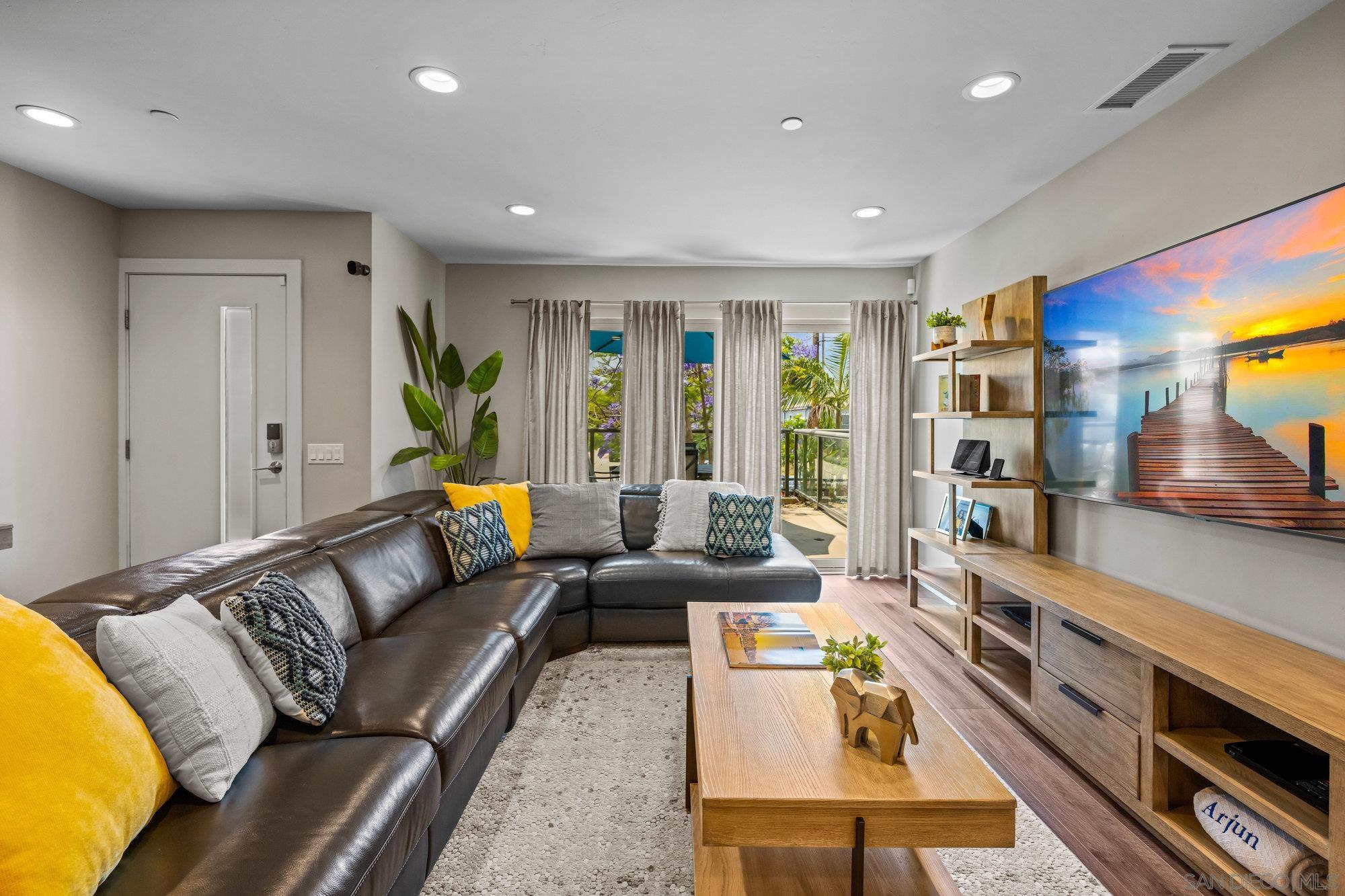 Detail Gallery Image 8 of 30 For 3030  Jarvis St  #2,  San Diego,  CA 92106 - 3 Beds | 3/1 Baths
