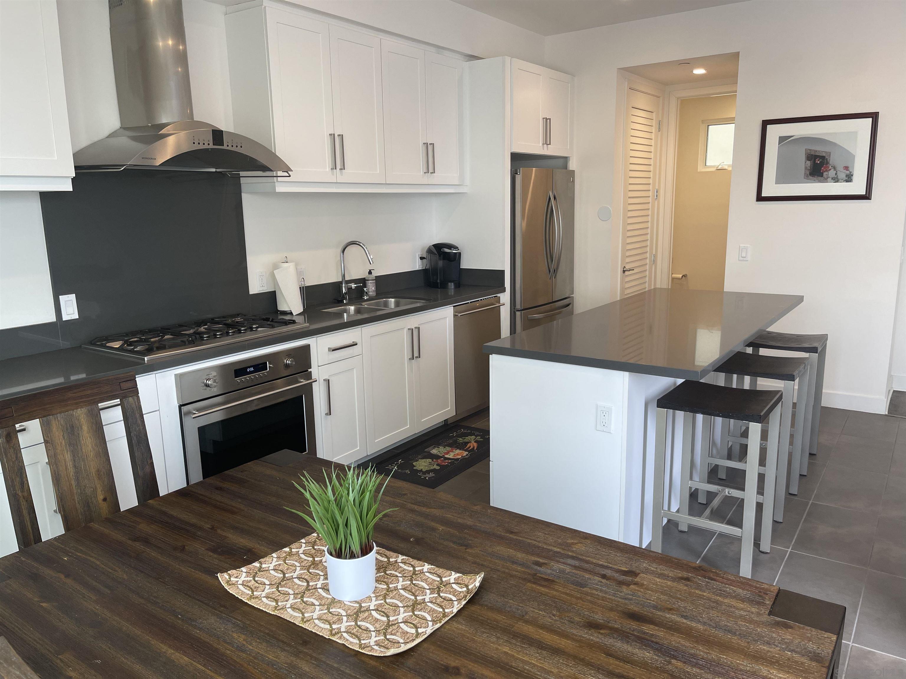 Detail Gallery Image 2 of 32 For 100  Evergreen Ave  2, Imperial Beach,  CA 91932 - 2 Beds | 2/1 Baths