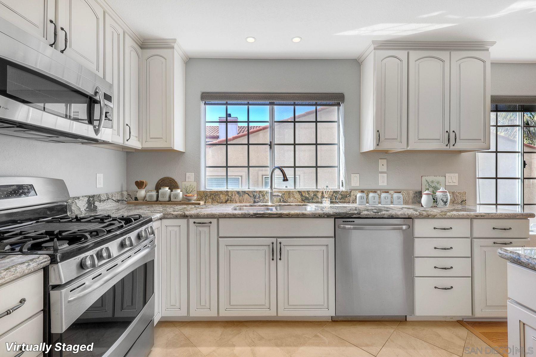 Detail Gallery Image 11 of 31 For 1045  Turquoise Street  B, San Diego,  CA 92109 - 3 Beds | 2 Baths