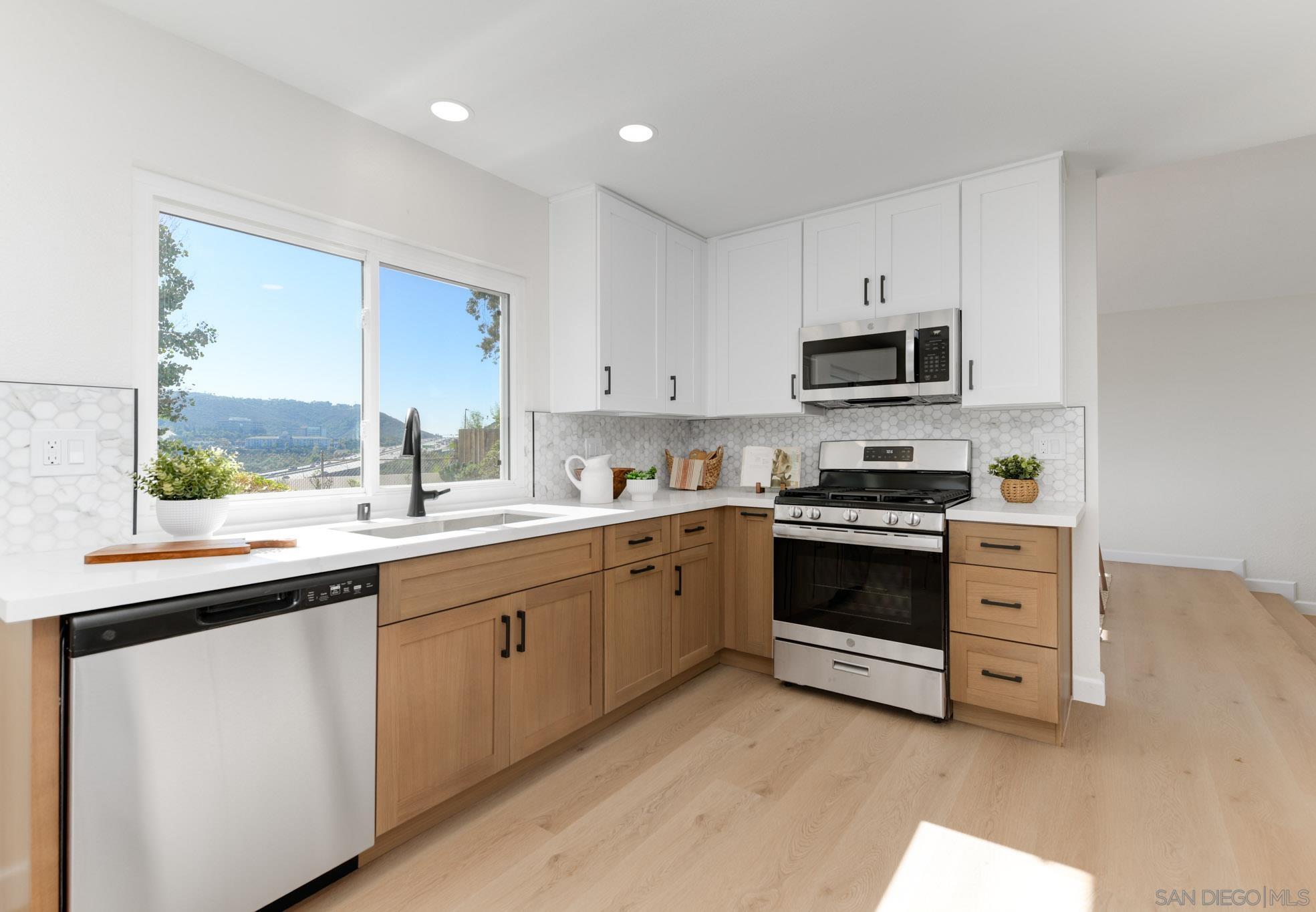 Detail Gallery Image 13 of 33 For 9789  Paseo Montril, San Diego,  CA 92129 - 4 Beds | 2/1 Baths