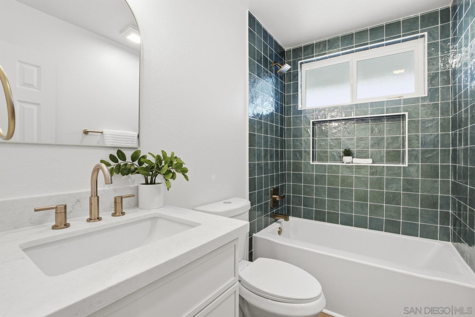 Detail Gallery Image 2 of 32 For 6272  S Lake Ct, San Diego,  CA 92119 - 3 Beds | 2 Baths