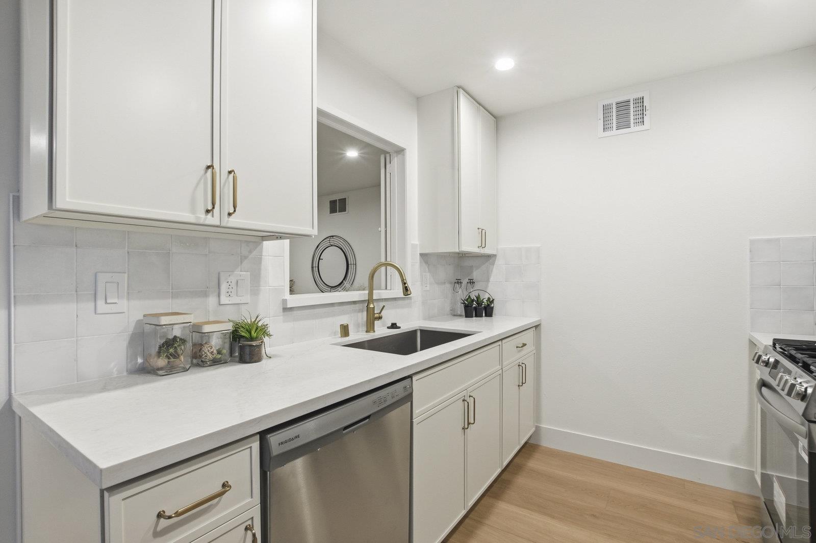 Detail Gallery Image 16 of 32 For 6272  S Lake Ct, San Diego,  CA 92119 - 3 Beds | 2 Baths