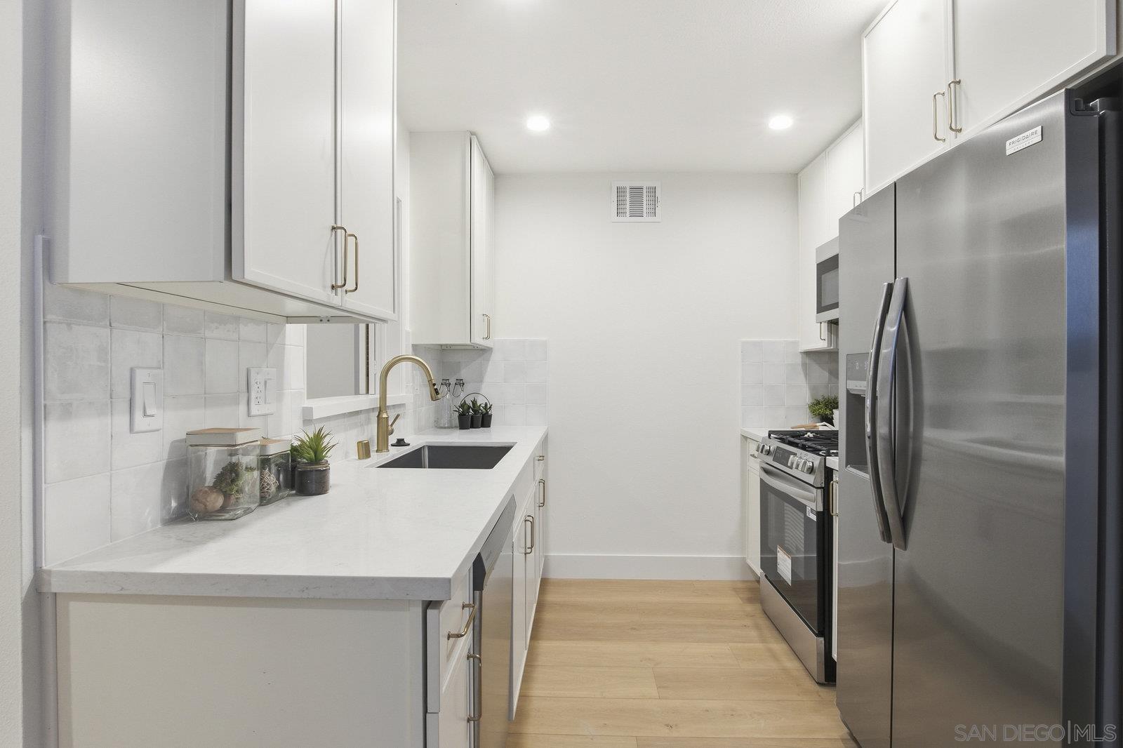 Detail Gallery Image 3 of 32 For 6272  S Lake Ct, San Diego,  CA 92119 - 3 Beds | 2 Baths