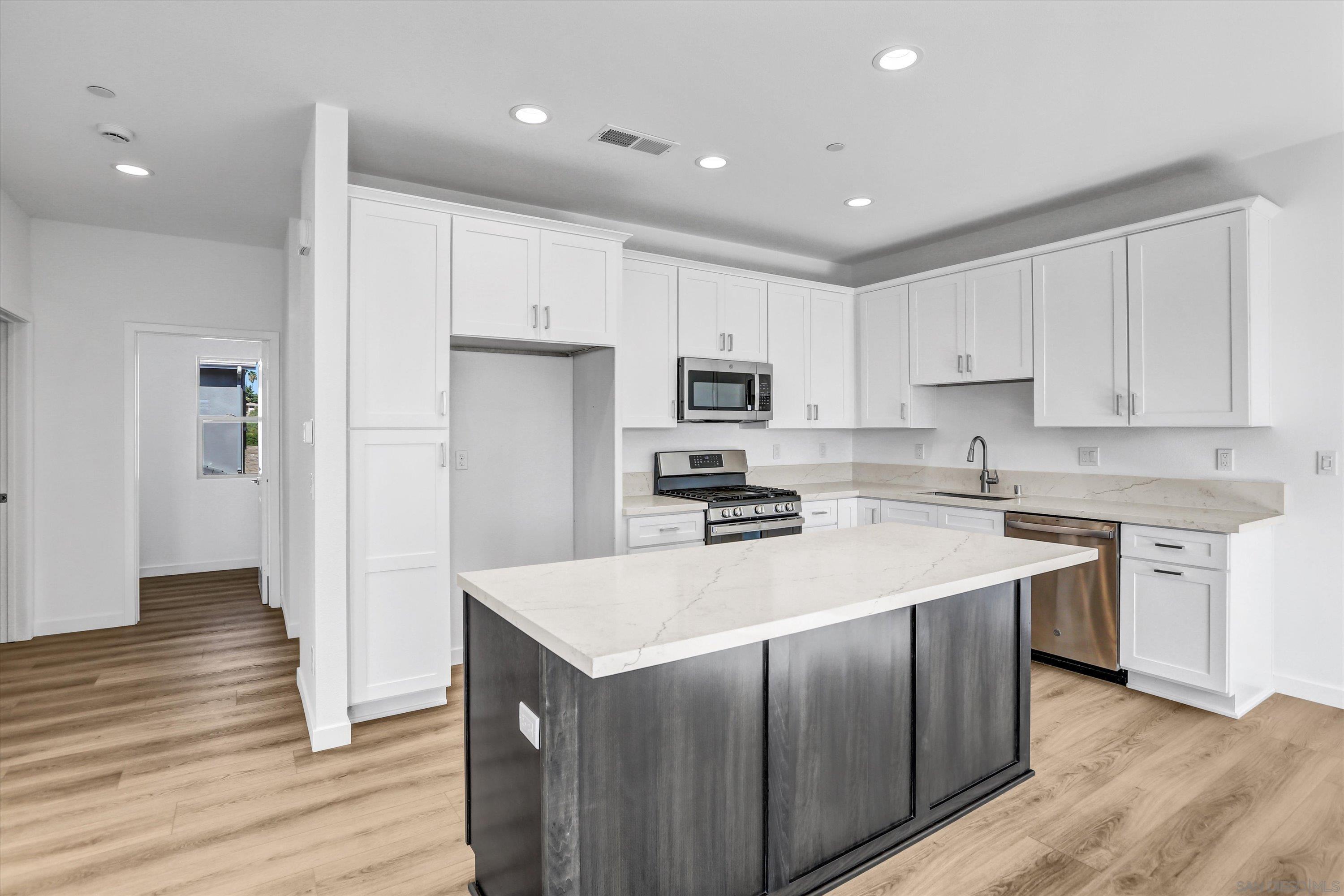 Detail Gallery Image 6 of 38 For 8539  Vista Azul Pl, Lemon Grove,  CA 91945 - 3 Beds | 2/1 Baths