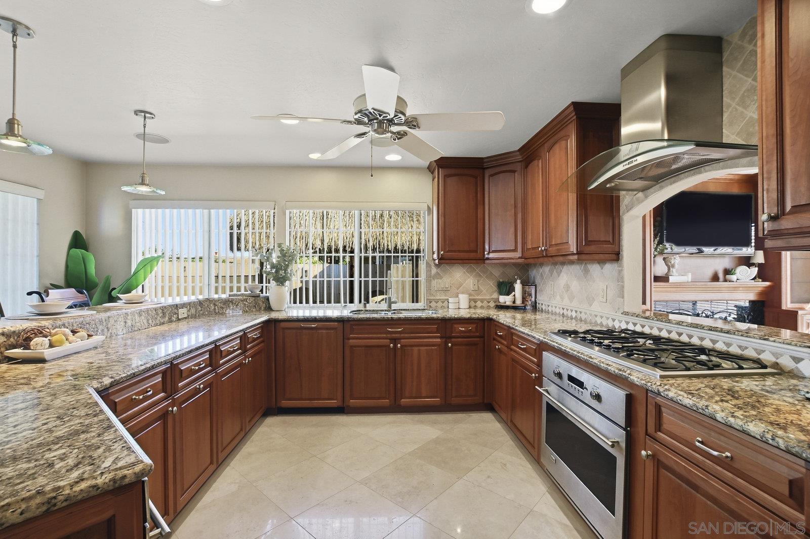 Detail Gallery Image 9 of 41 For 10840  New Salem Pt, San Diego,  CA 92126 - 5 Beds | 3 Baths