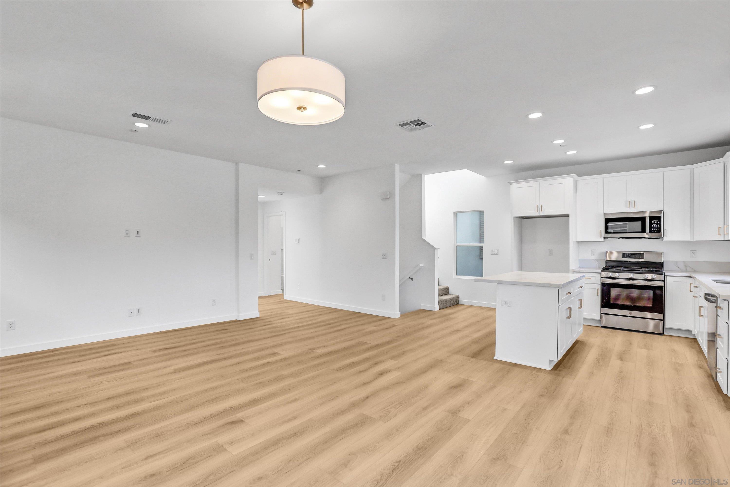 Detail Gallery Image 8 of 33 For 8540  Vista Azul Pl, Lemon Grove,  CA 91945 - 4 Beds | 4 Baths