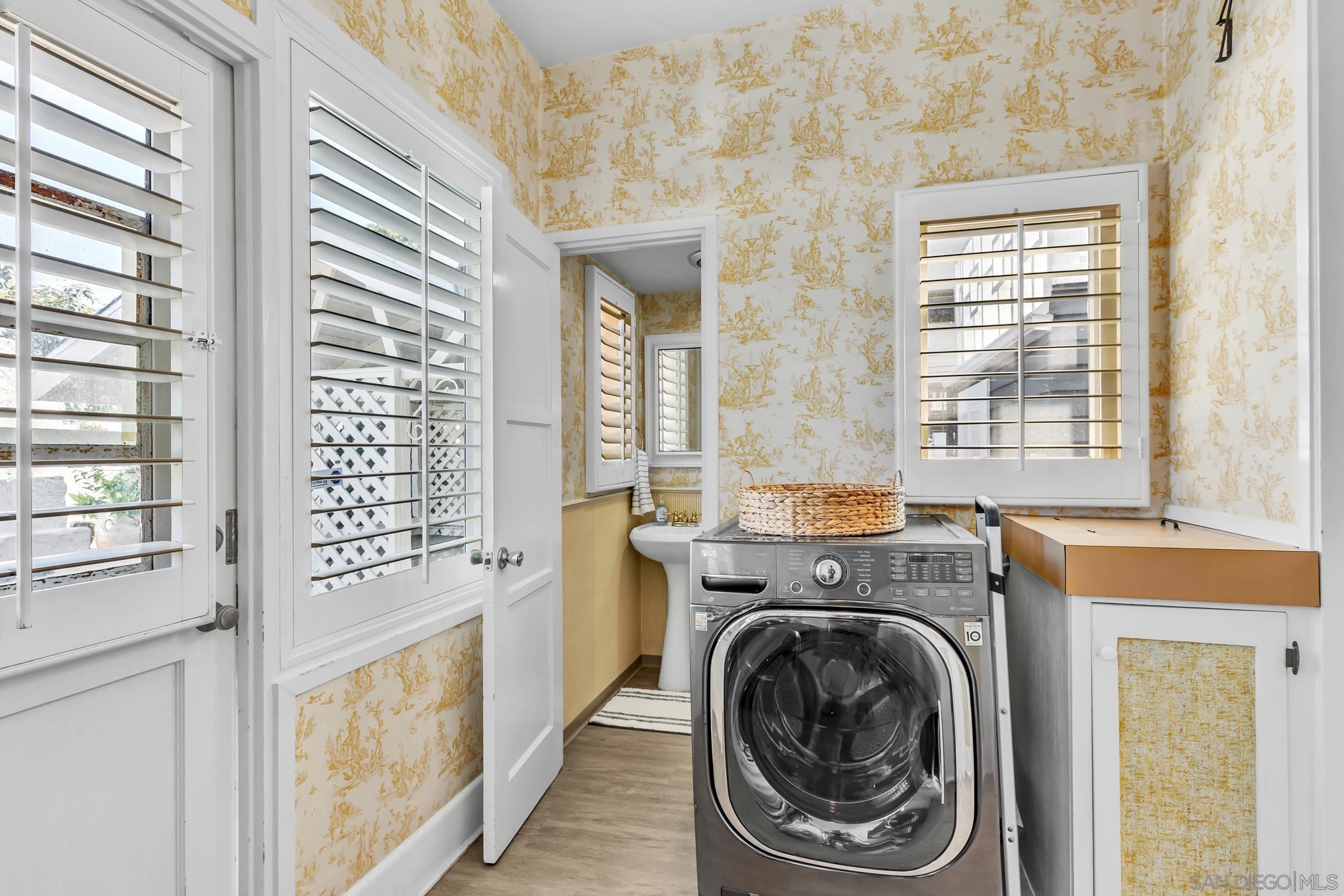 Detail Gallery Image 13 of 38 For 1405  10th Street, Coronado,  CA 92118 - 4 Beds | 3/1 Baths