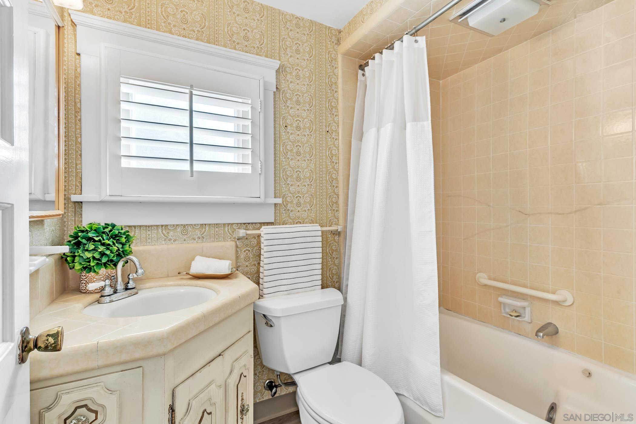 Detail Gallery Image 17 of 38 For 1405  10th Street, Coronado,  CA 92118 - 4 Beds | 3/1 Baths