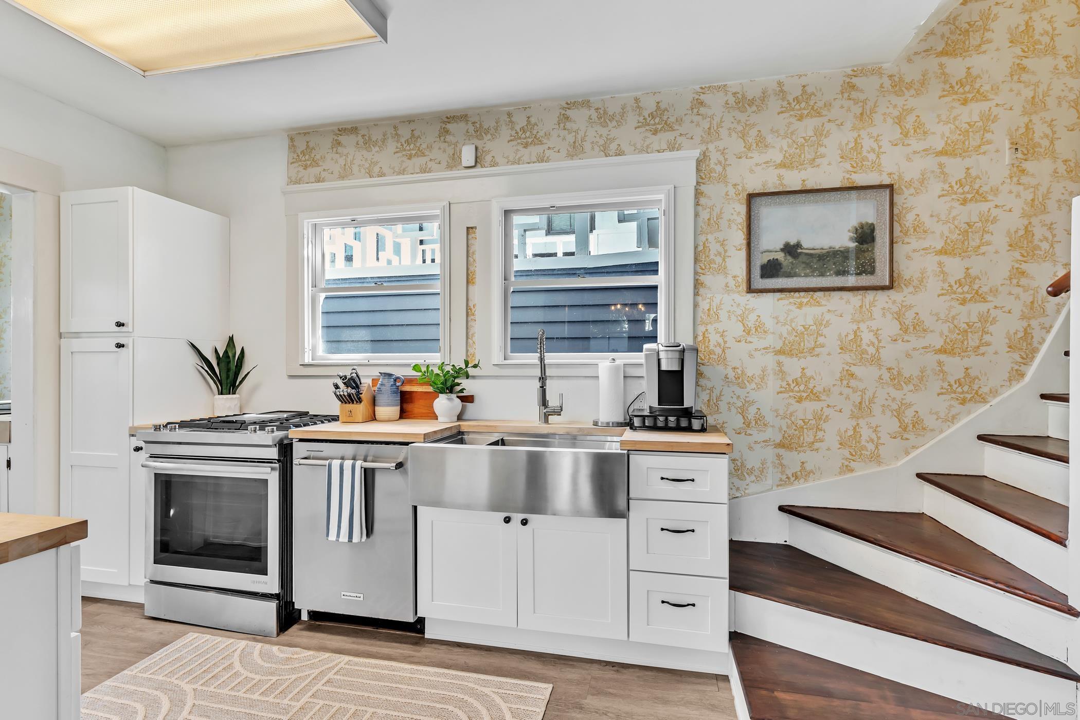 Detail Gallery Image 8 of 38 For 1405  10th Street, Coronado,  CA 92118 - 4 Beds | 3/1 Baths