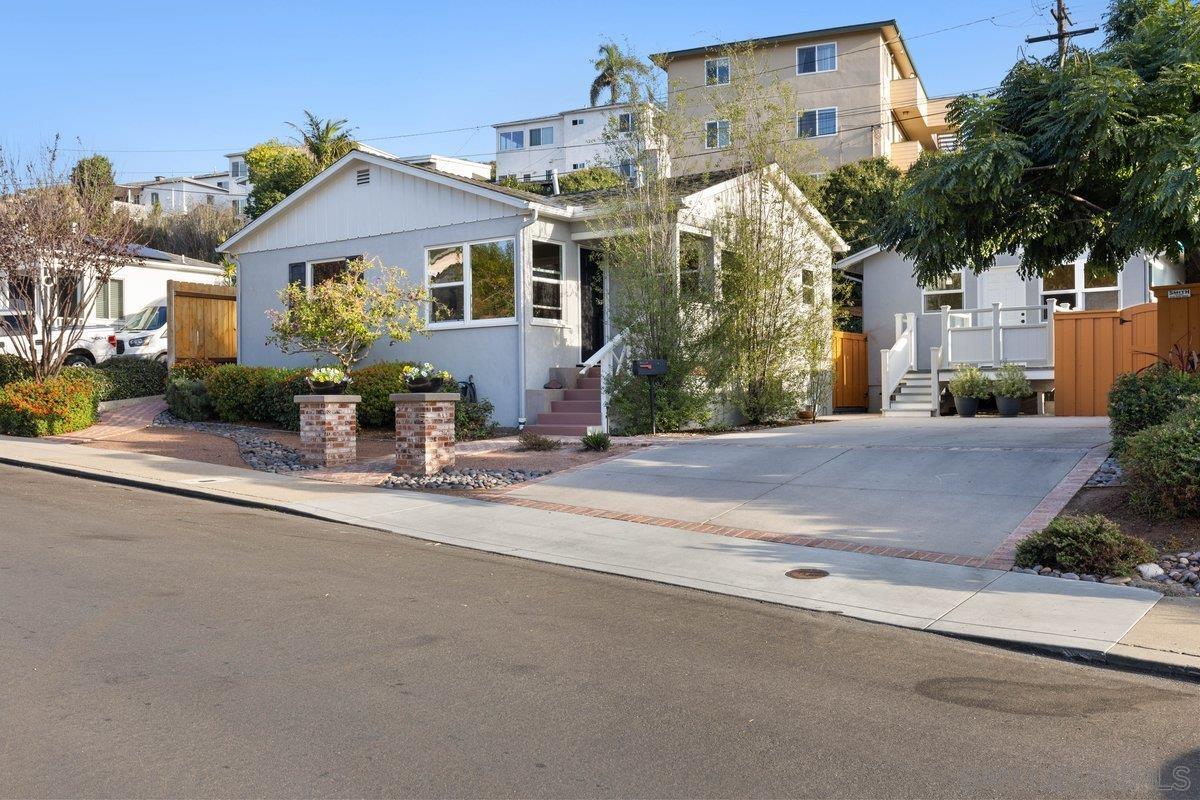 Detail Gallery Image 2 of 50 For 2303  Poinsettia Dr, San Diego,  CA 92106 - 2 Beds | 1 Baths