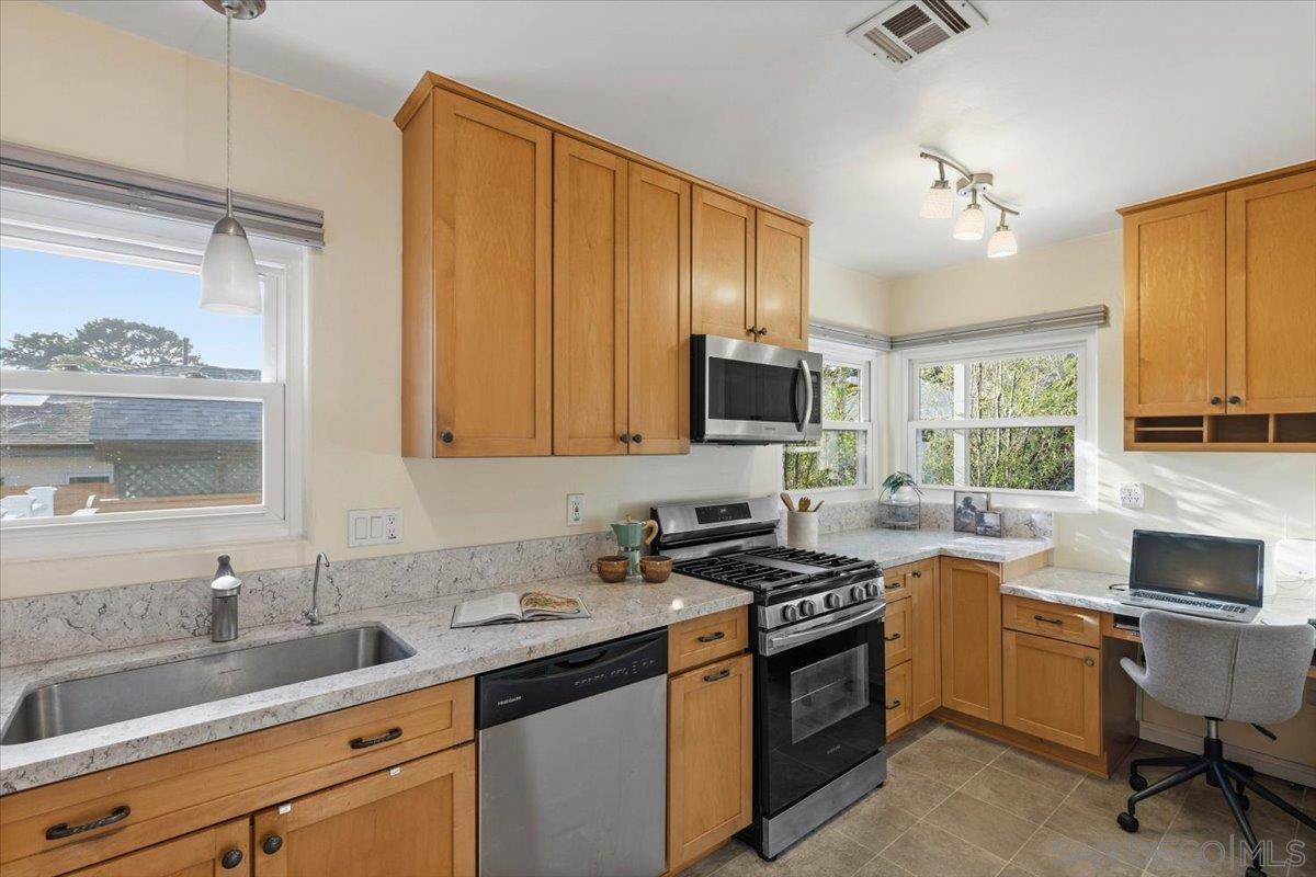 Detail Gallery Image 11 of 50 For 2303  Poinsettia Dr, San Diego,  CA 92106 - 2 Beds | 1 Baths