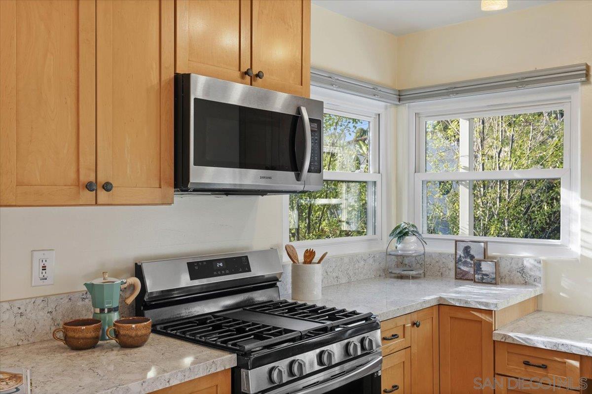 Detail Gallery Image 13 of 50 For 2303  Poinsettia Dr, San Diego,  CA 92106 - 2 Beds | 1 Baths