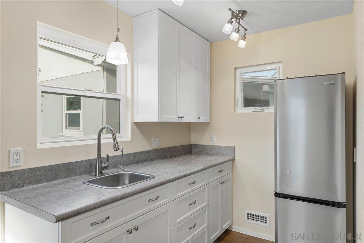 Detail Gallery Image 30 of 50 For 2303  Poinsettia Dr, San Diego,  CA 92106 - 2 Beds | 1 Baths