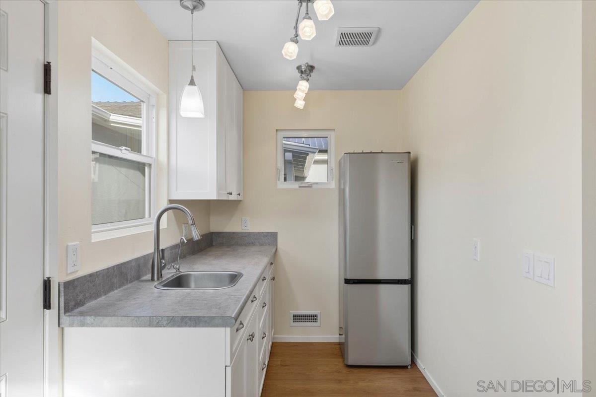 Detail Gallery Image 31 of 50 For 2303  Poinsettia Dr, San Diego,  CA 92106 - 2 Beds | 1 Baths