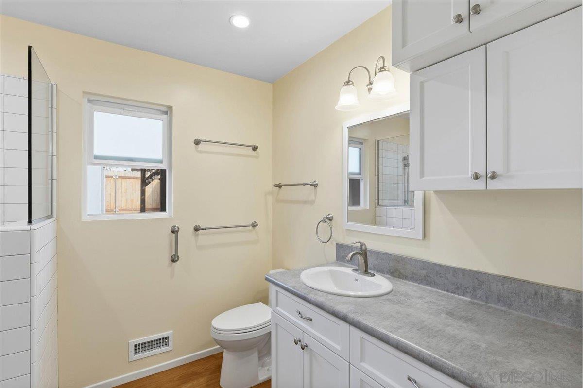 Detail Gallery Image 32 of 50 For 2303  Poinsettia Dr, San Diego,  CA 92106 - 2 Beds | 1 Baths