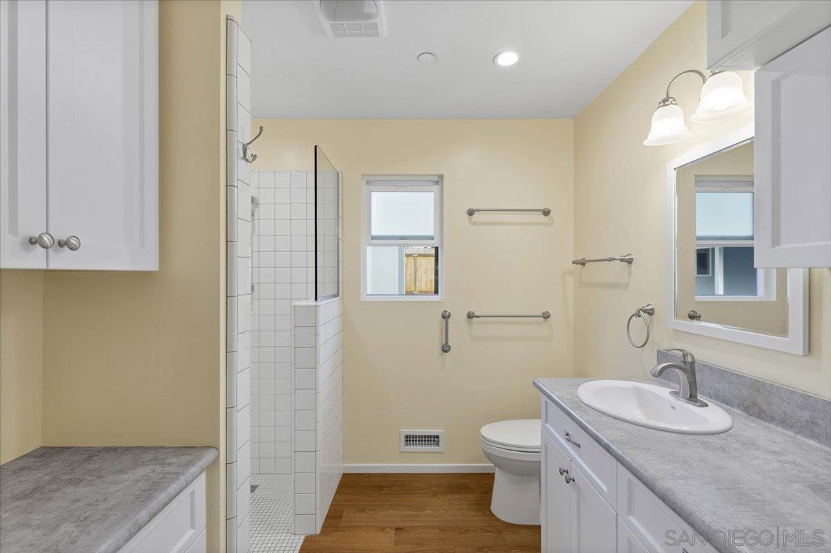 Detail Gallery Image 34 of 50 For 2303  Poinsettia Dr, San Diego,  CA 92106 - 2 Beds | 1 Baths