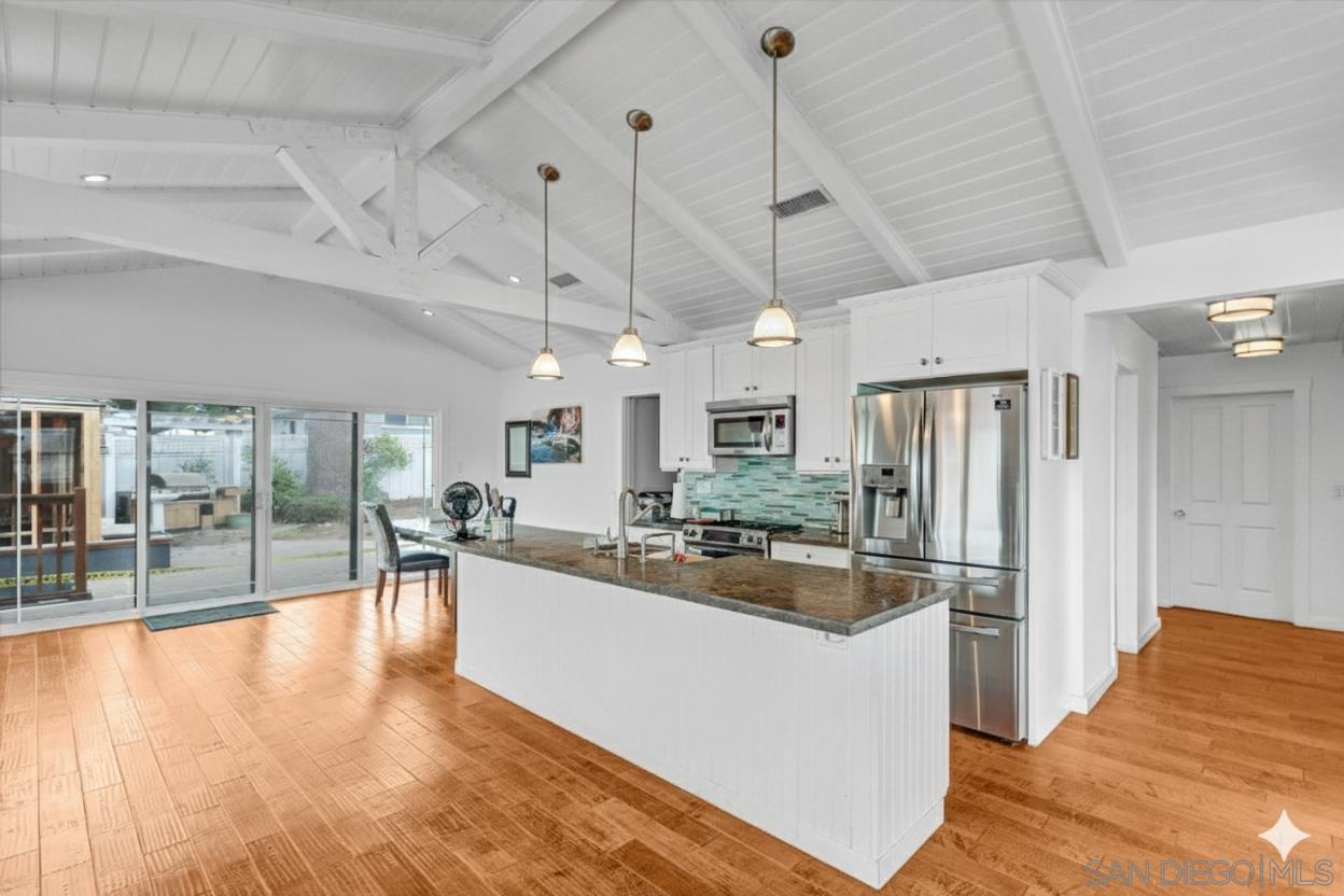 Detail Gallery Image 5 of 22 For 3335  Riviera Dr, San Diego,  CA 92109 - 3 Beds | 3 Baths