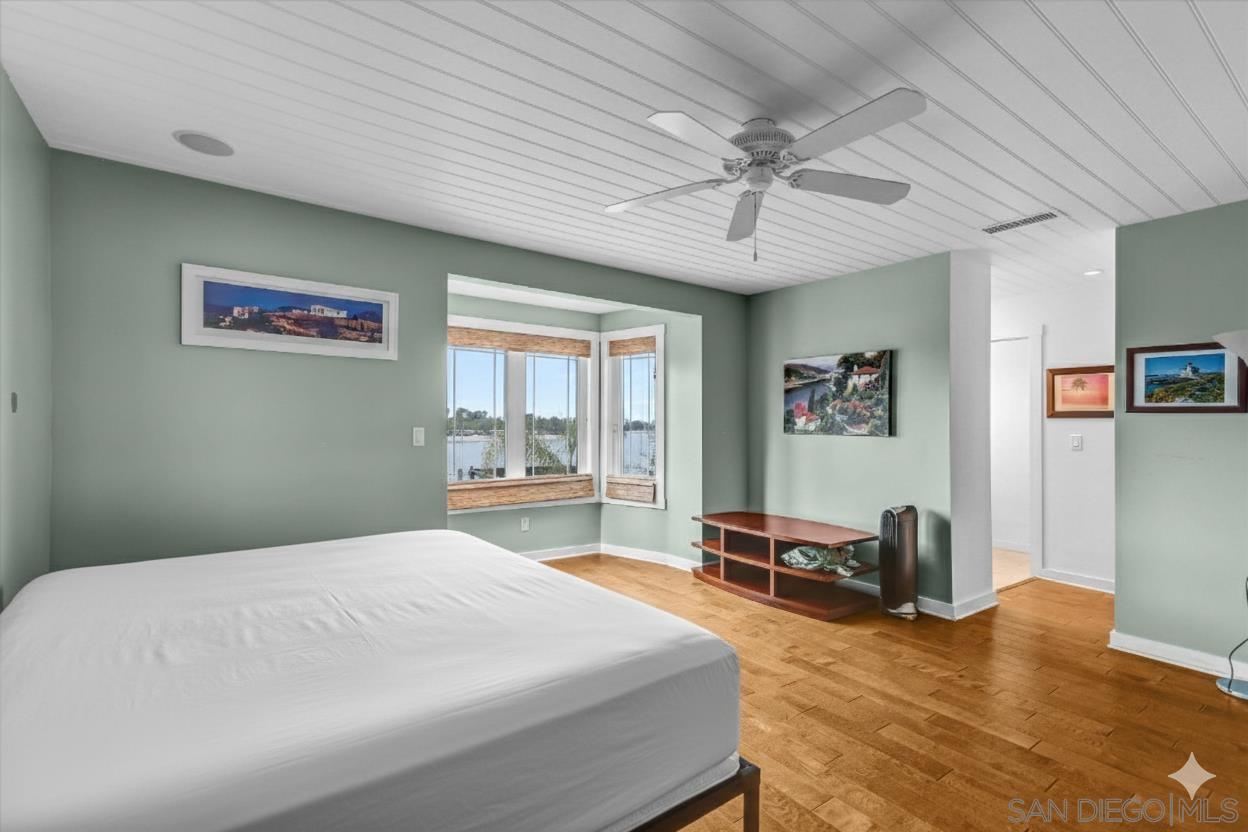 Detail Gallery Image 9 of 22 For 3335  Riviera Dr, San Diego,  CA 92109 - 3 Beds | 3 Baths