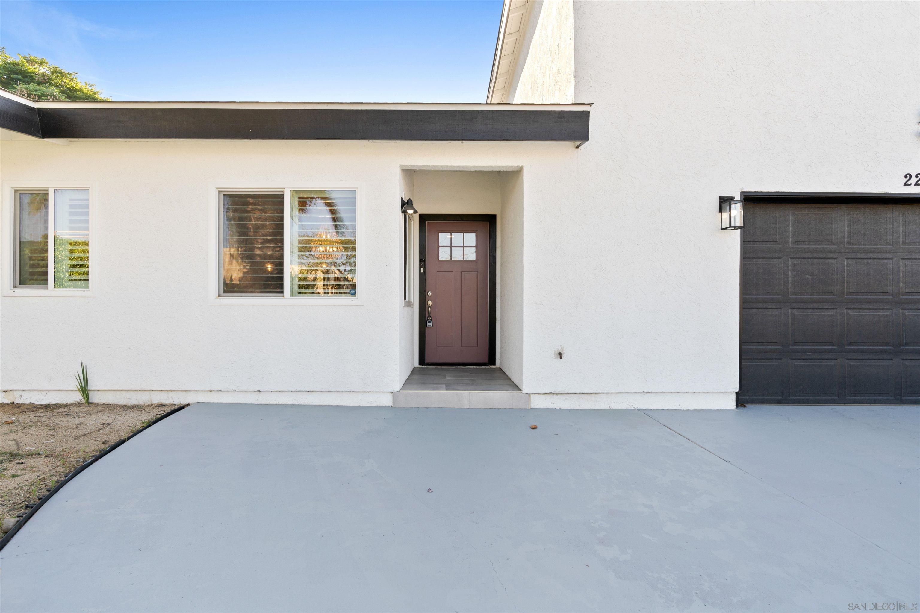 Detail Gallery Image 2 of 23 For 2216  Calle Chanate, San Diego,  CA 92139 - 5 Beds | 3 Baths