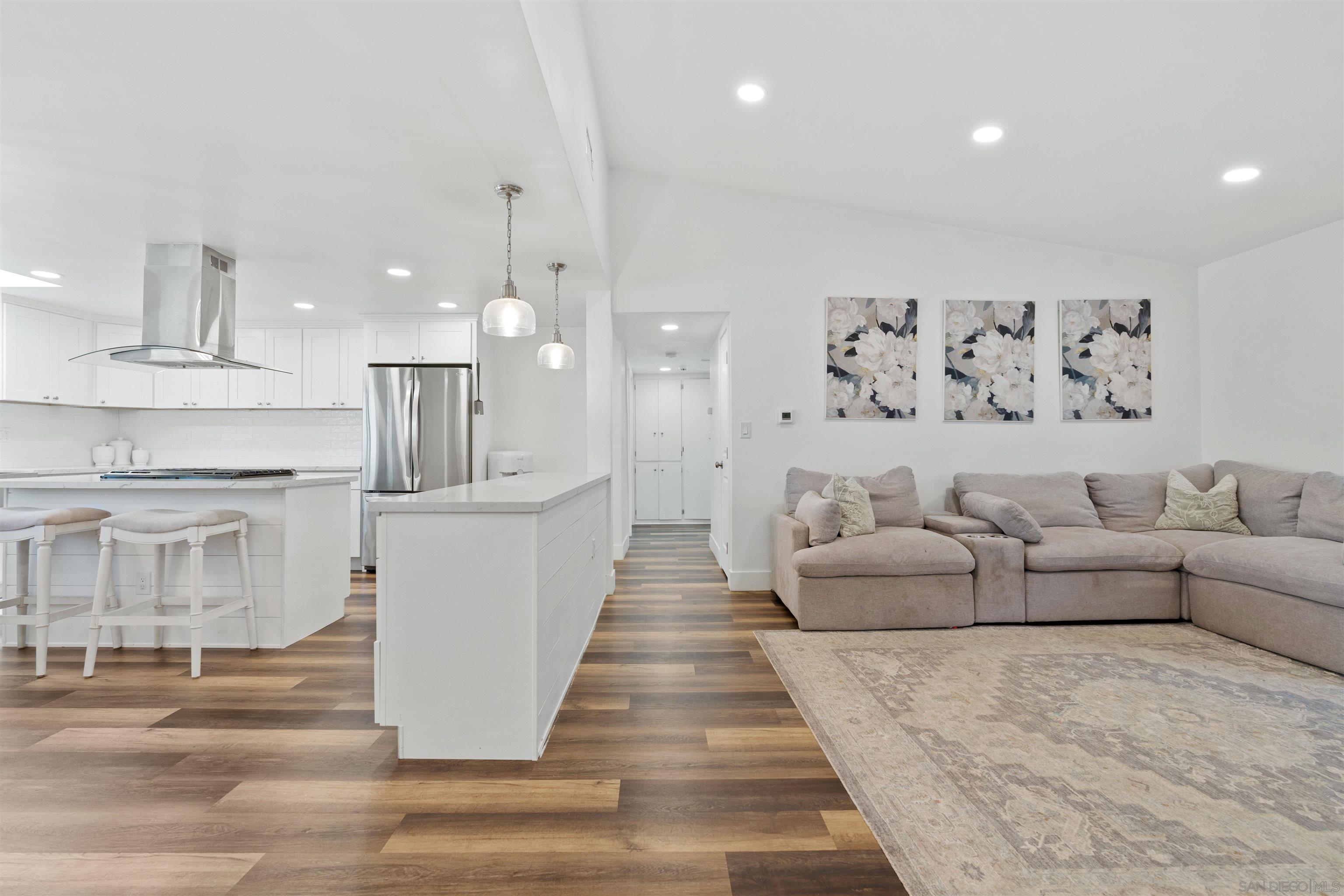 Detail Gallery Image 8 of 23 For 2216  Calle Chanate, San Diego,  CA 92139 - 5 Beds | 3 Baths