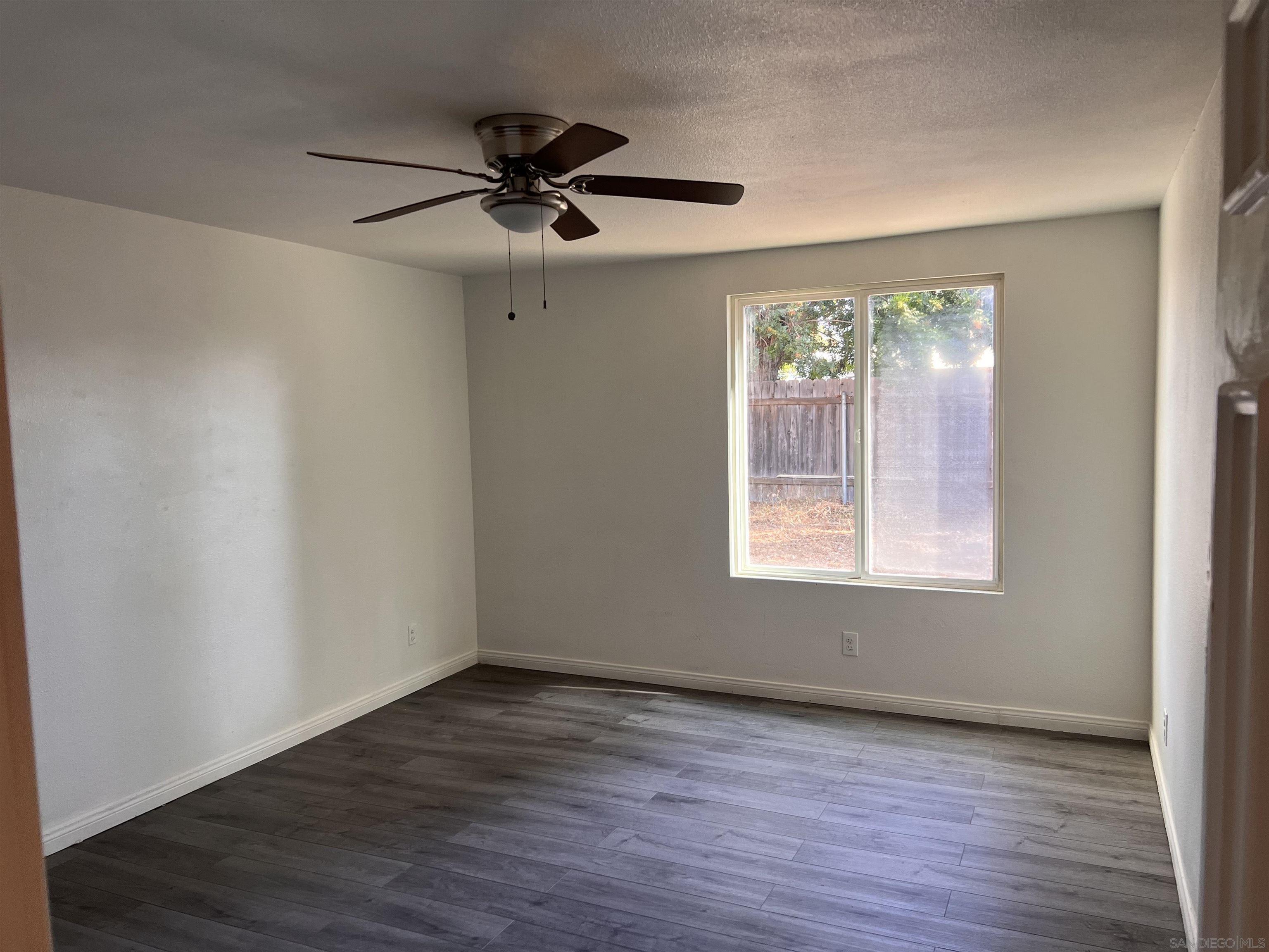 Detail Gallery Image 3 of 14 For 753  Elkelton, Spring Valley,  CA 91977 - 5 Beds | 2 Baths