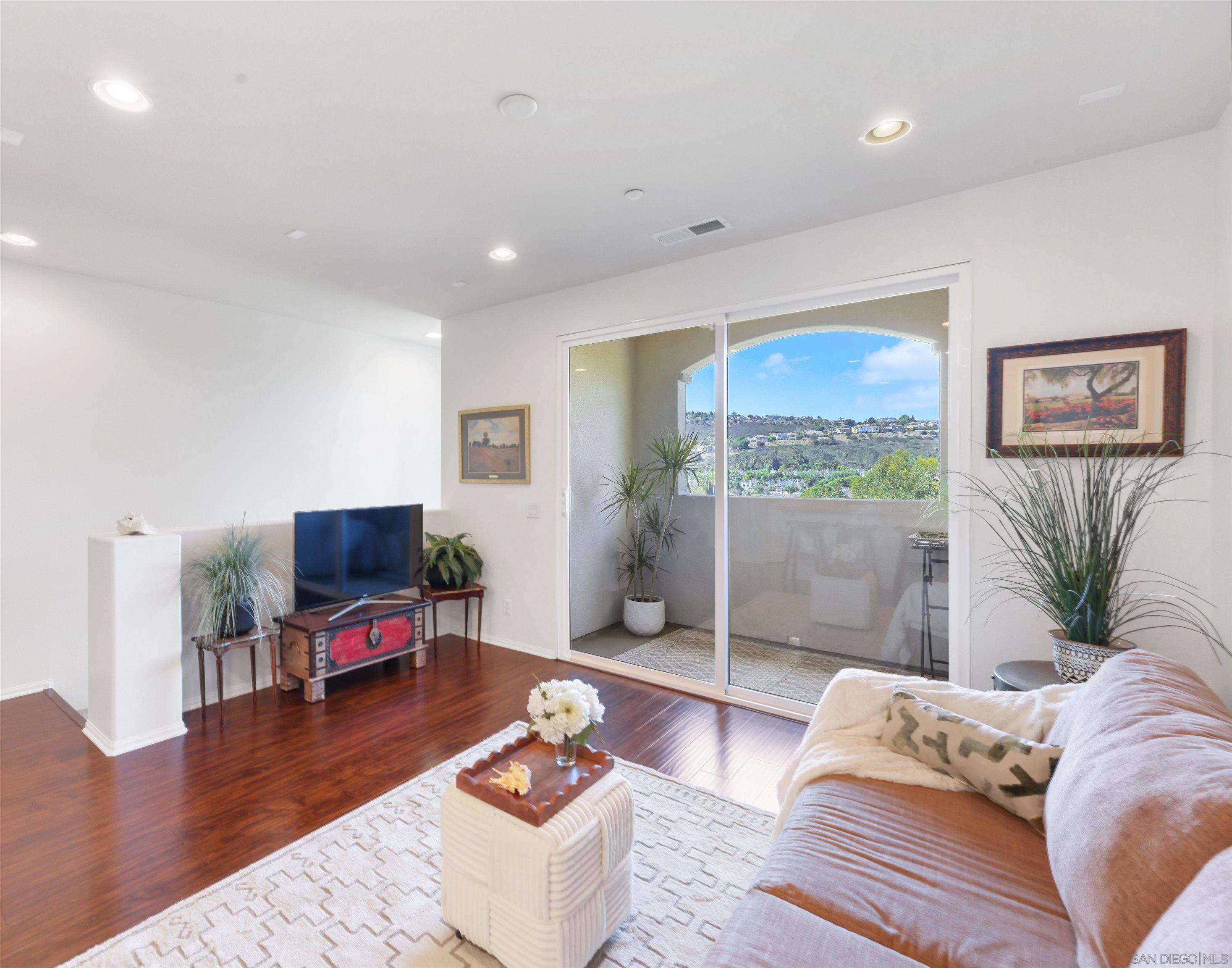 Detail Gallery Image 6 of 34 For 2533  Antlers Way, San Marcos,  CA 92078 - 2 Beds | 2/1 Baths