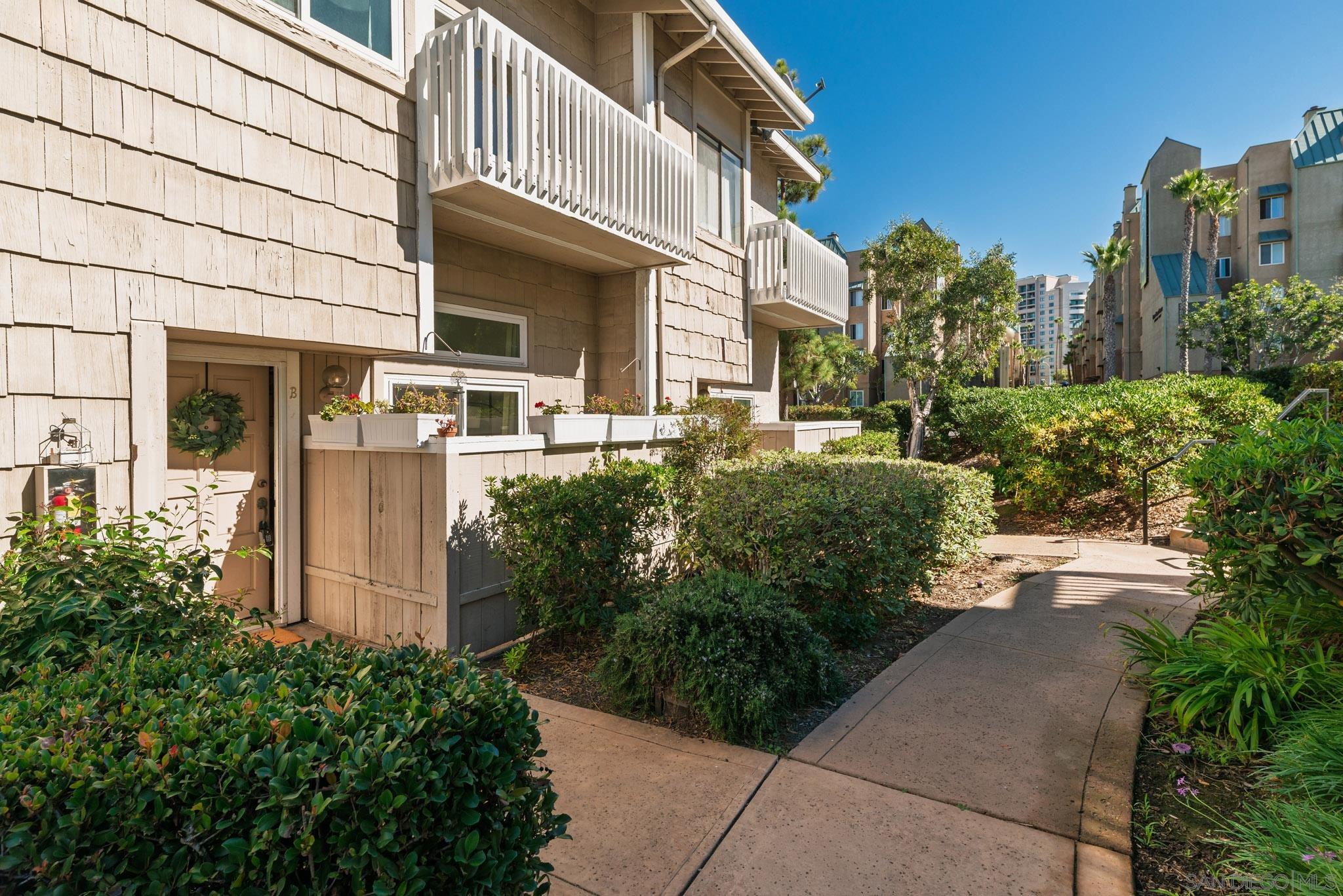 Detail Gallery Image 2 of 34 For 4094  Mahaila Ave  #B,  San Diego,  CA 92122 - 3 Beds | 2/1 Baths