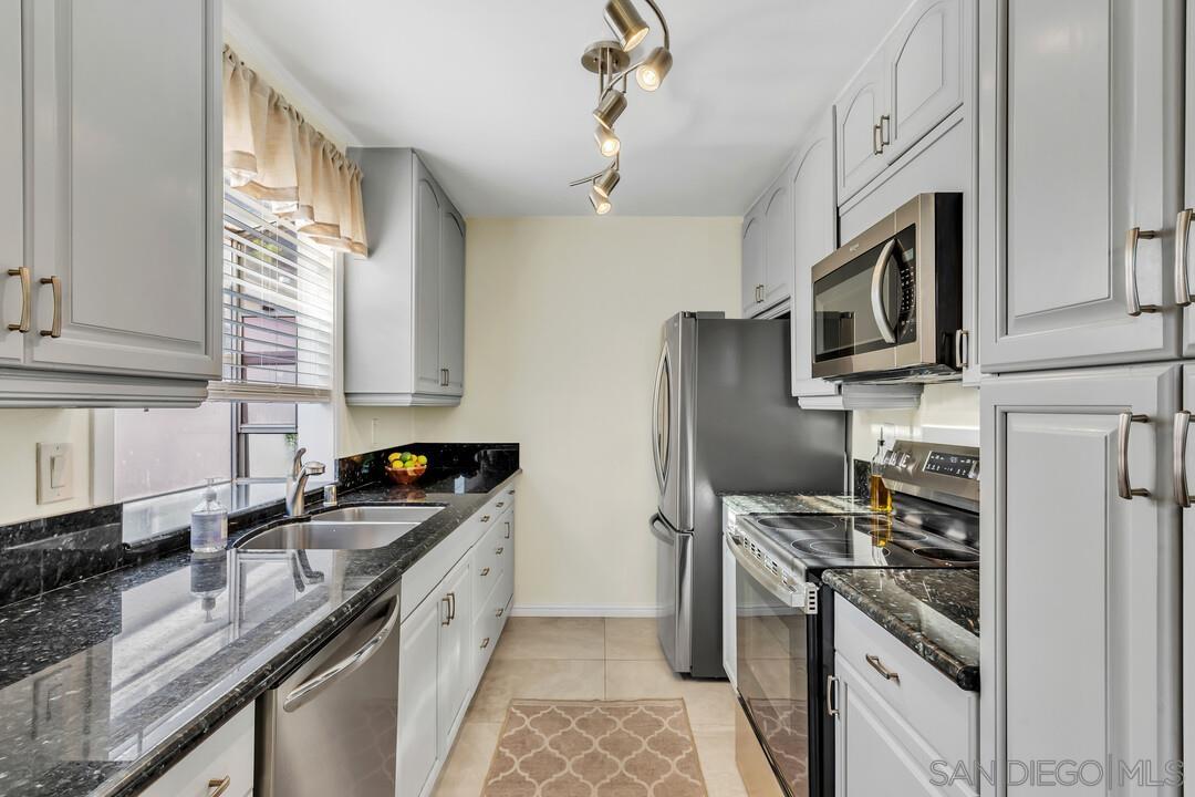 Detail Gallery Image 8 of 28 For 3861  Basilone St  #4,  San Diego,  CA 92110 - 2 Beds | 2 Baths