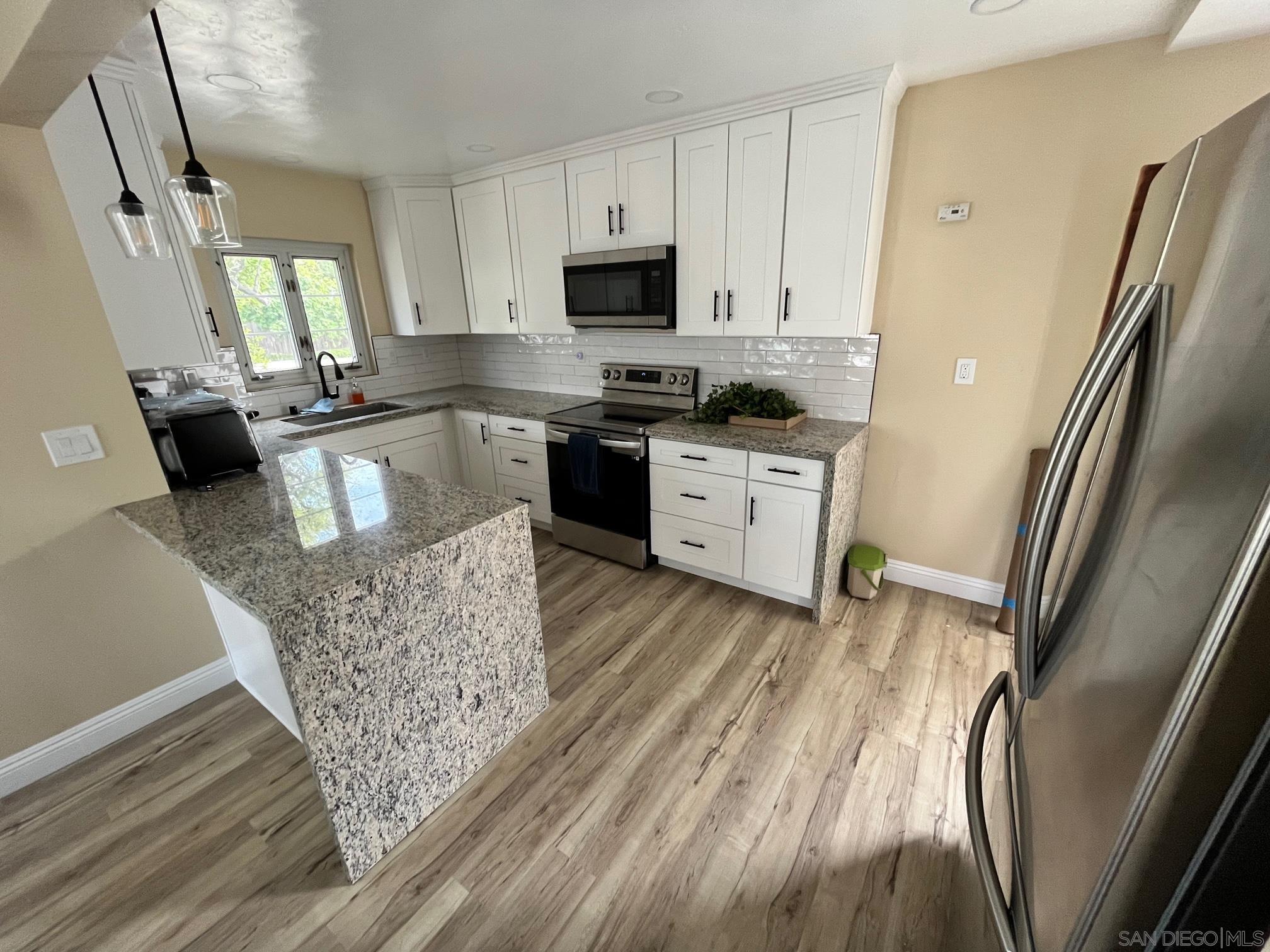 Detail Gallery Image 8 of 34 For 3765  Elliott St, San Diego,  CA 92106 - 4 Beds | 3 Baths