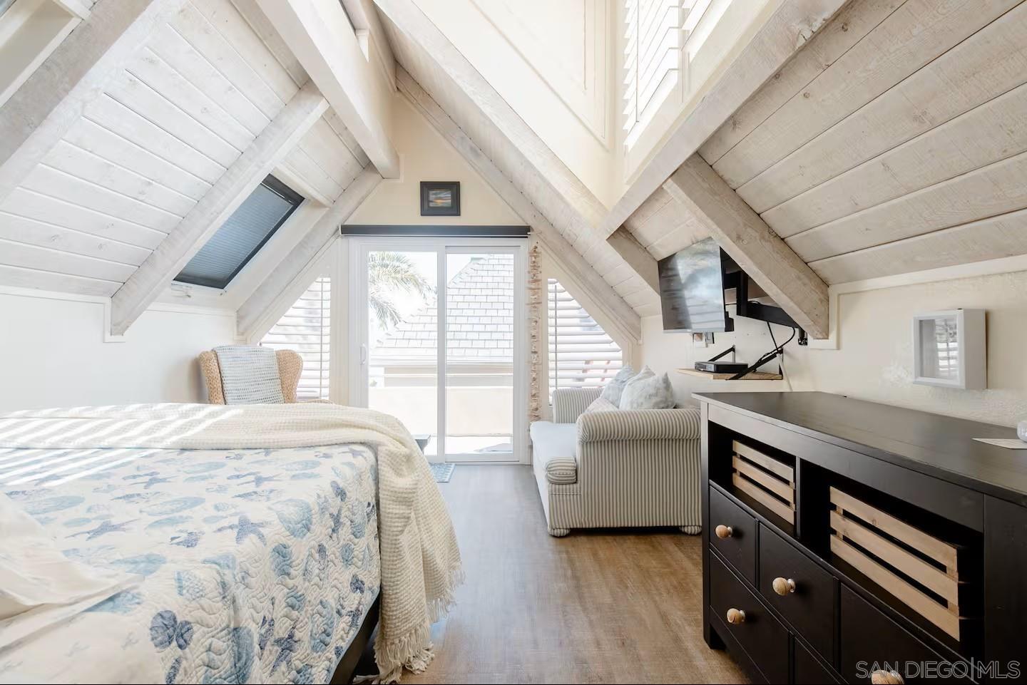 Detail Gallery Image 14 of 28 For 841  Pismo Ct, San Diego,  CA 92109 - 2 Beds | 2/1 Baths