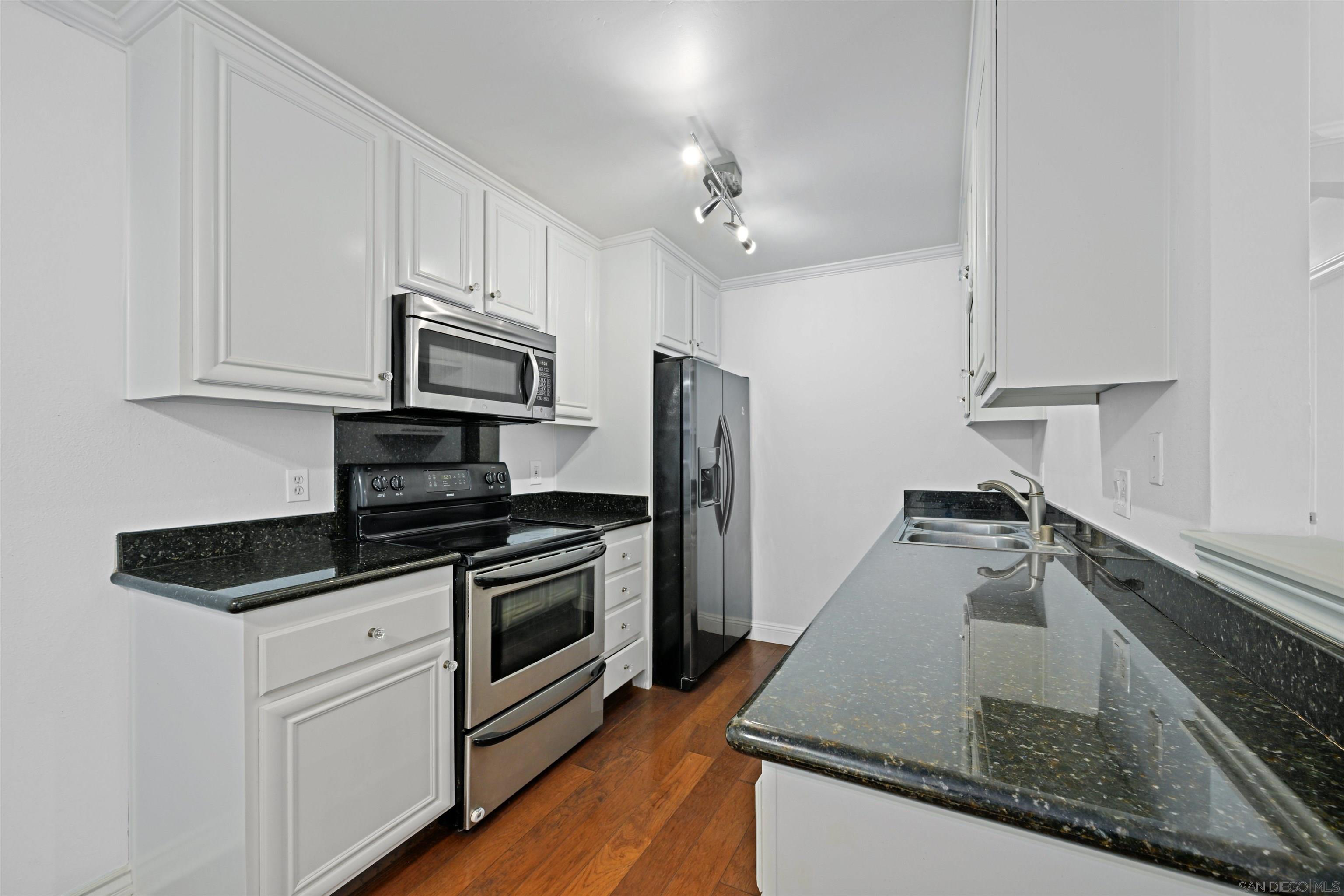 Detail Gallery Image 8 of 24 For 9939  Erma Rd  #101,  San Diego,  CA 92131 - 2 Beds | 2 Baths