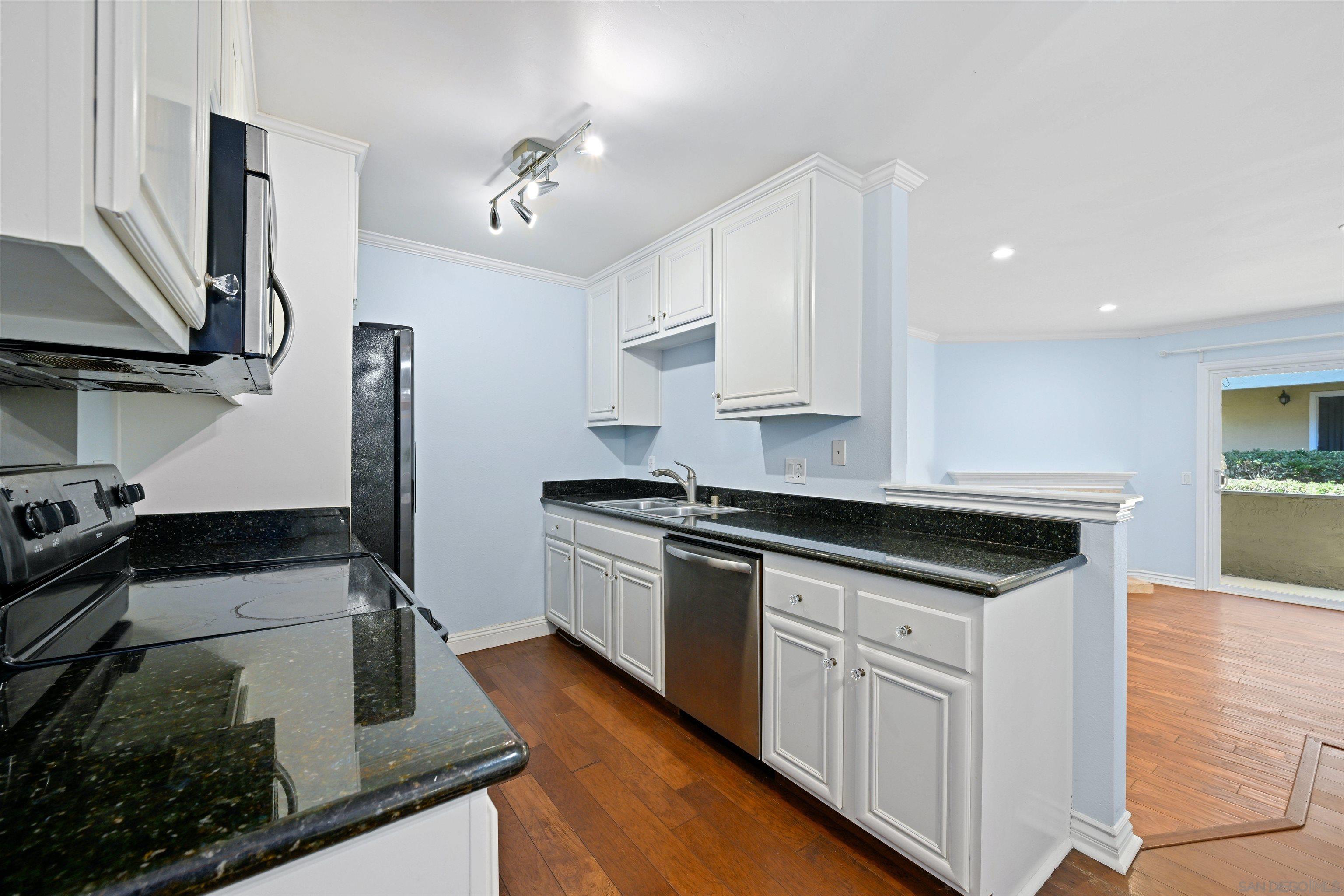 Detail Gallery Image 10 of 32 For 9939  Erma Rd  #101,  San Diego,  CA 92131 - 2 Beds | 2 Baths