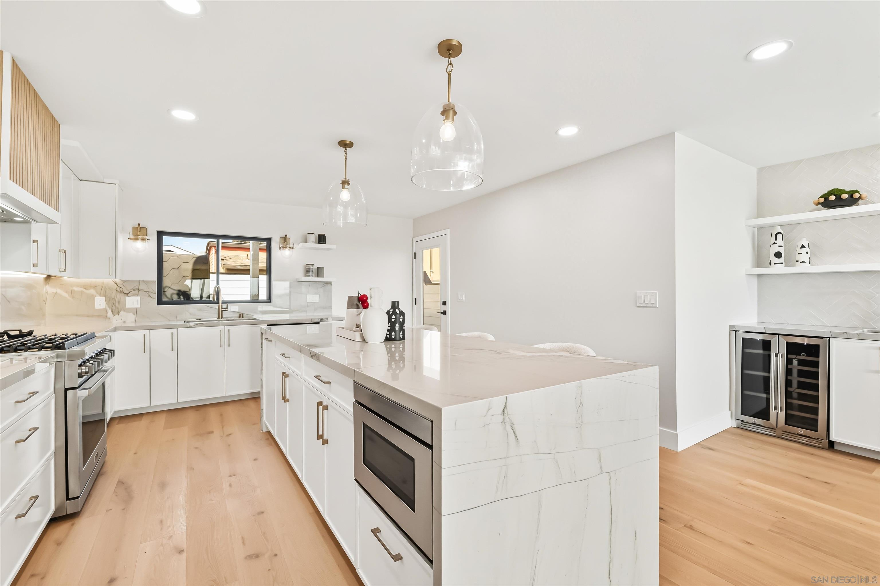 Detail Gallery Image 13 of 50 For 2623  Ocean Front Walk, San Diego,  CA 92109 - 5 Beds | 3/1 Baths