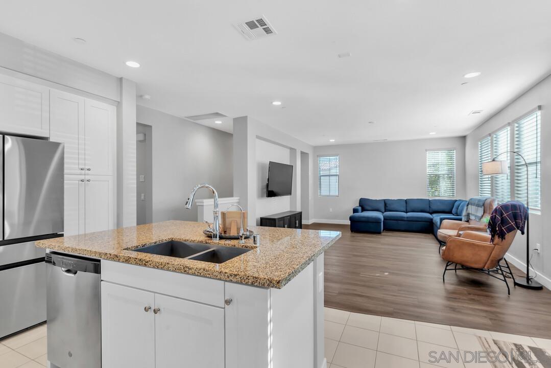 Detail Gallery Image 13 of 42 For 8681  Tobago Lane, Santee,  CA 92071 - 3 Beds | 3 Baths