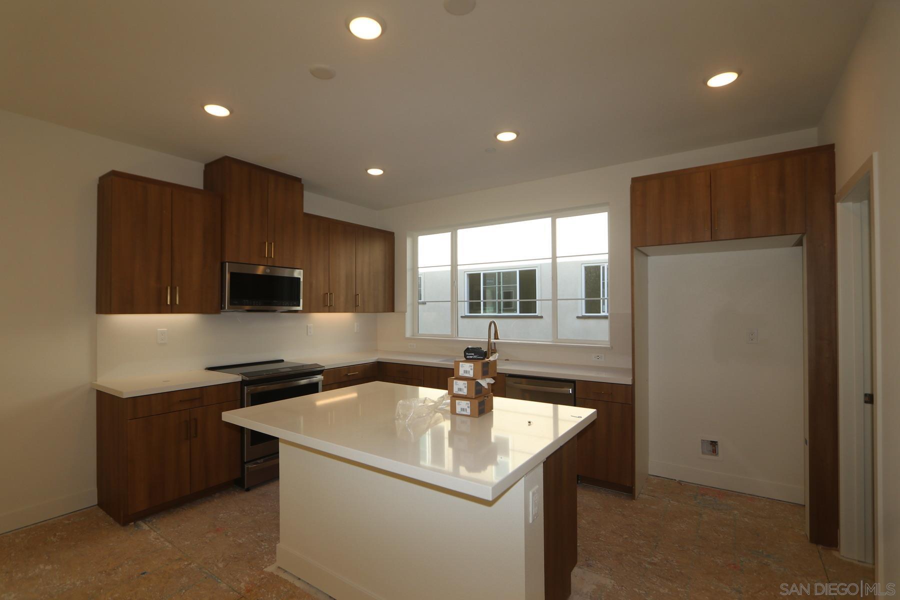 Detail Gallery Image 5 of 7 For 12811  Encantadora Unit 31  #UNIT 31,  San Diego,  CA 92129 - 3 Beds | 3/1 Baths